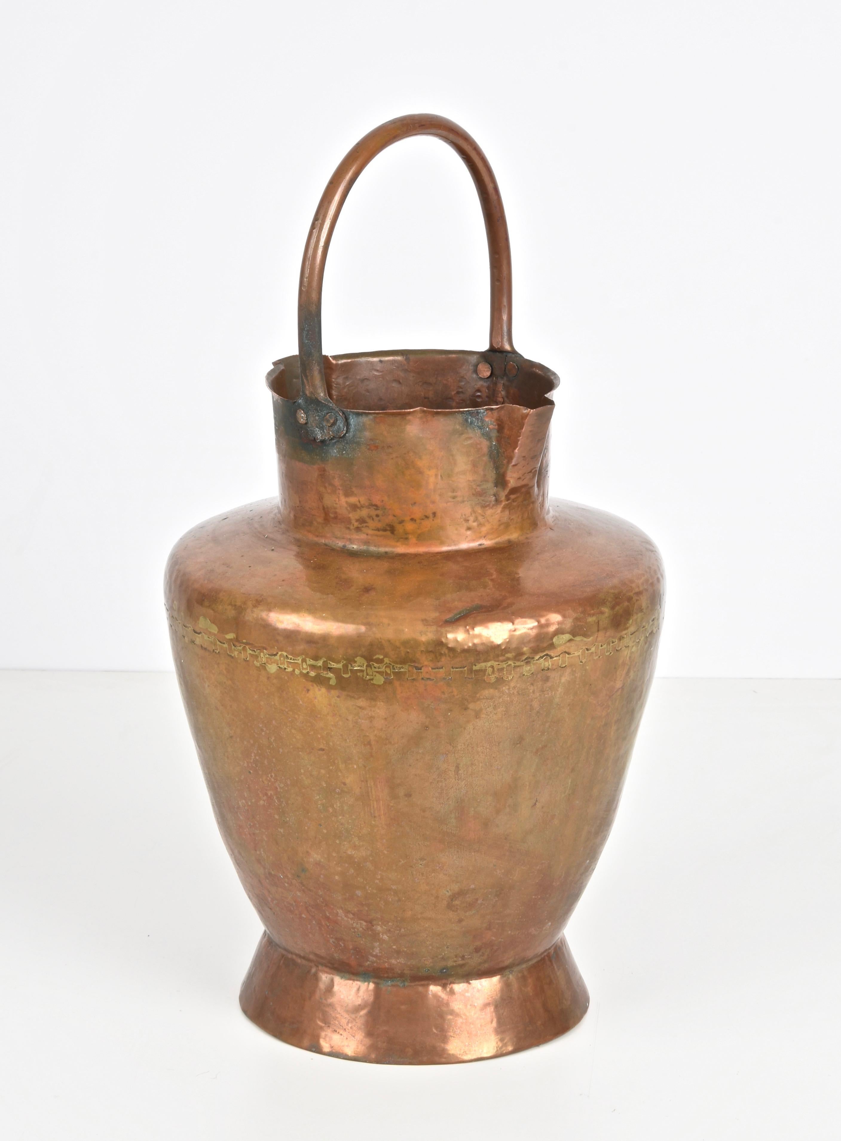 Italian Copper Vase ​​with Double Spouts and a Single Handle, Tuscany, 1930s For Sale 4