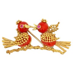 Broche italienne Lovebirds Estate en or jaune 18 carats et corail