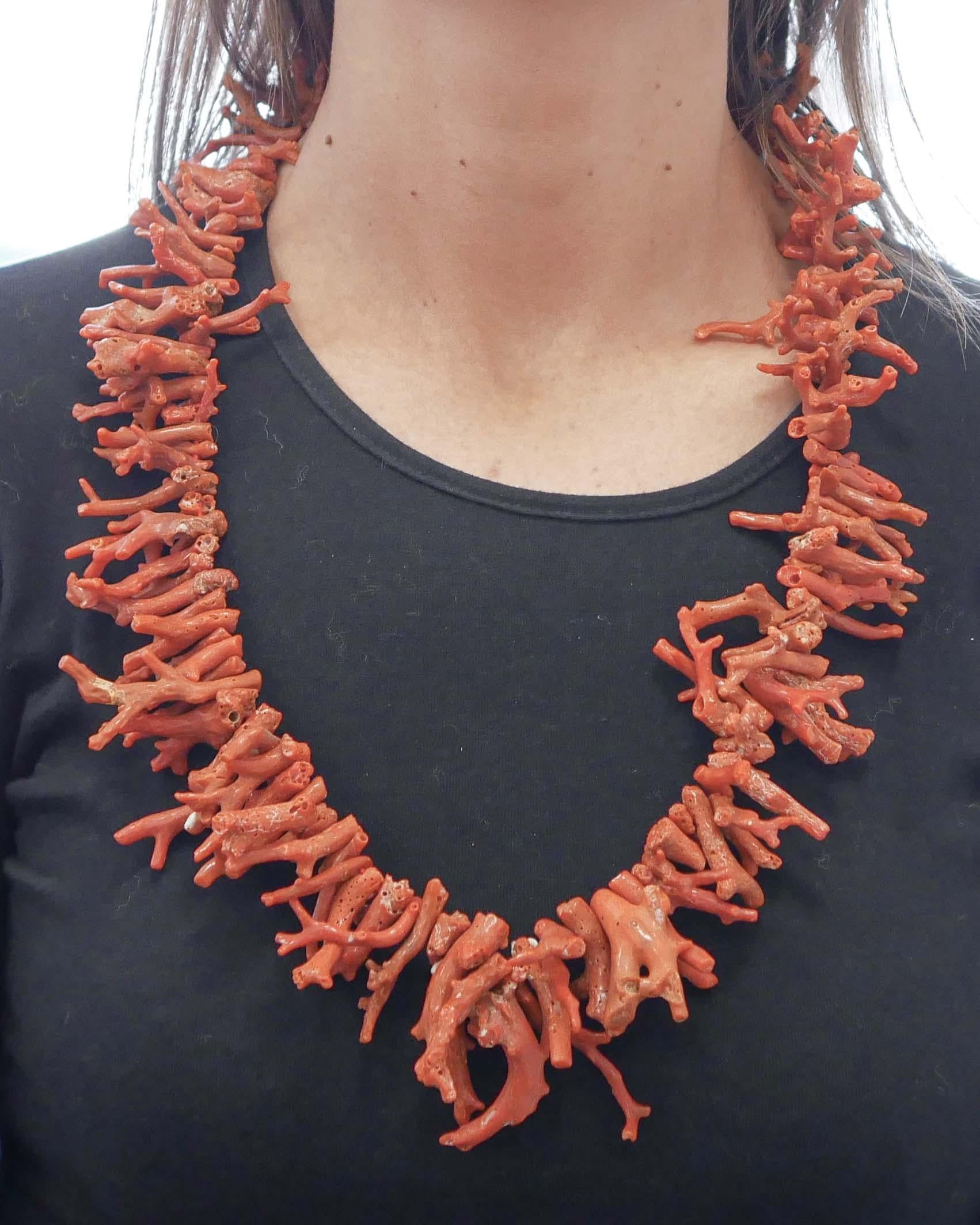 Italienische Korallenzweige, Retrò-Halskette (Gemischter Schliff) im Angebot