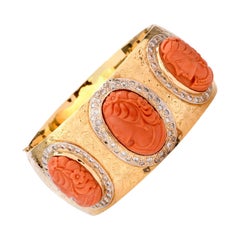 Bracelet jonc large italien en or 18 carats avec camée de corail et diamants