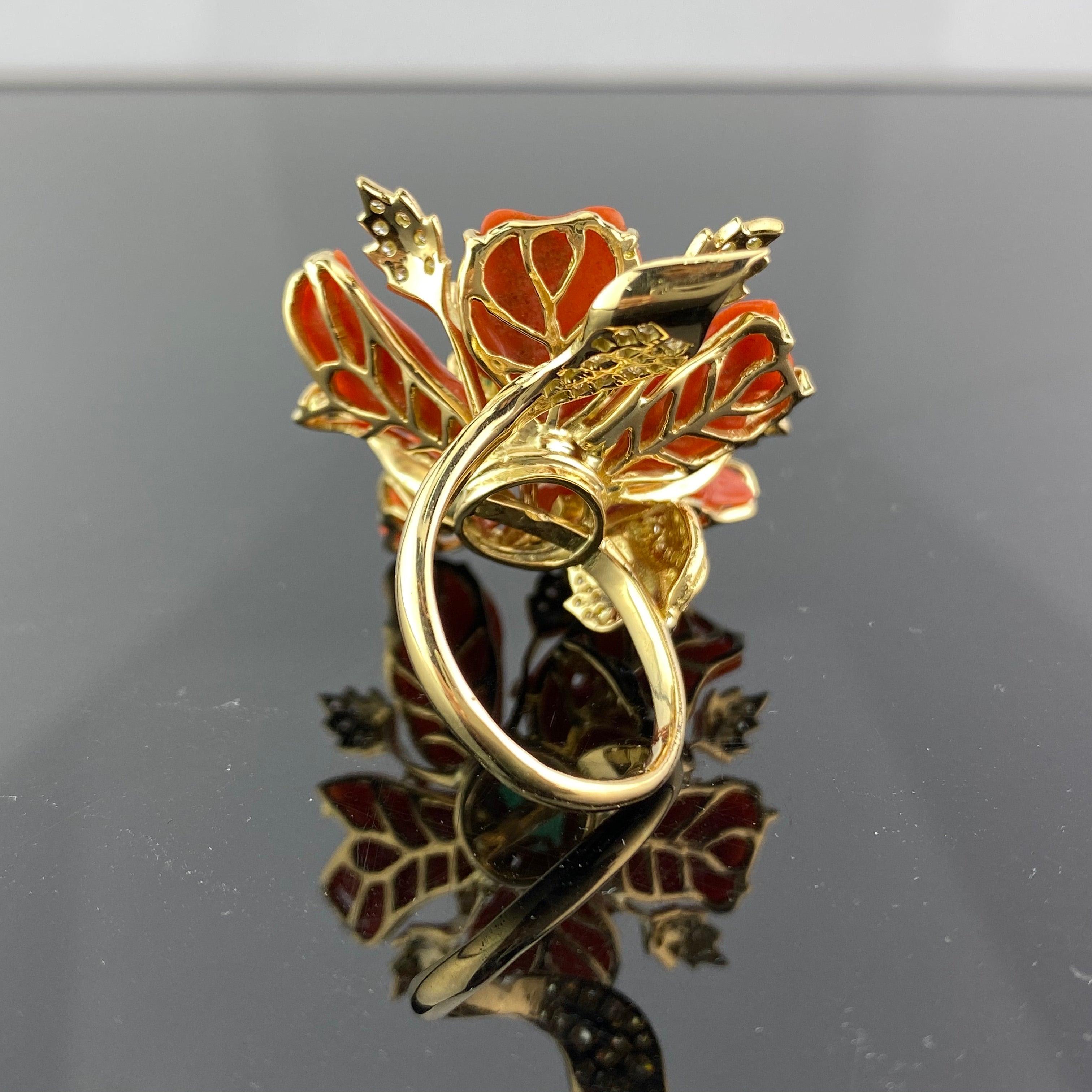 Im Angebot: Italienischer Cocktailring aus 18 Karat Gold mit Koralle und Blumenmuster () 2