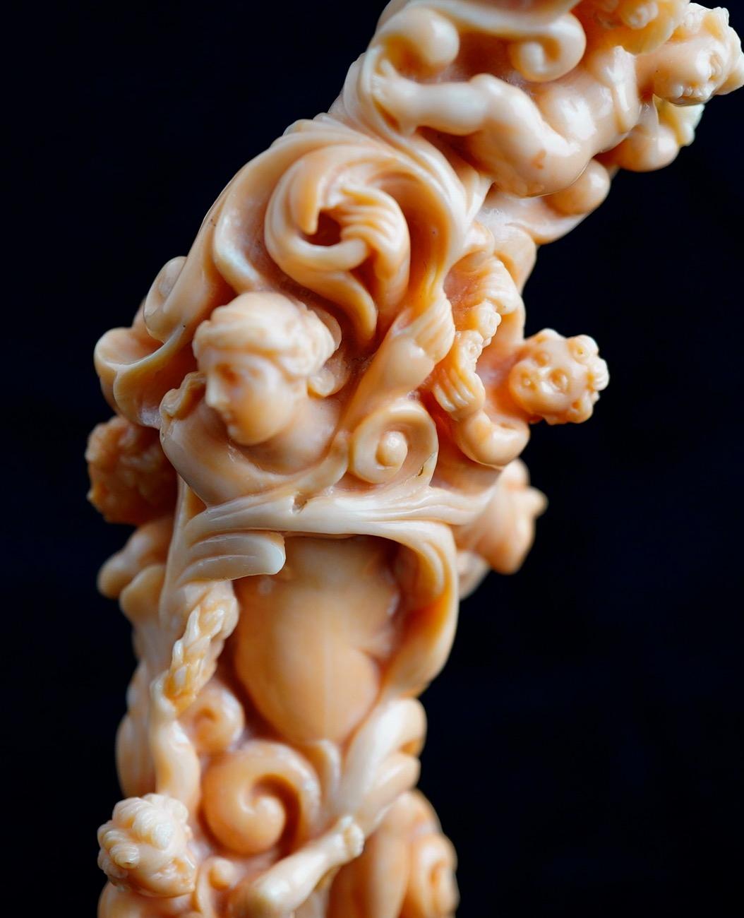 Asa de sombrilla barroca italiana de coral muy tallada Principios del siglo XIX en Bueno estado para la venta en Sarasota, FL