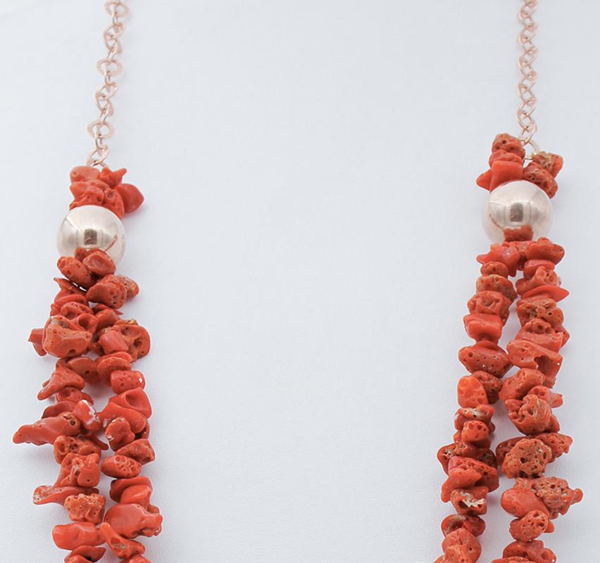 SHIPPING POLICY:
No additional costs will be added to this order.
Shipping costs will be totally covered by the seller (customs duties included).

Gorgeous multi-strands necklace mounted two rows of coral and a silver chain and two spheres.
This