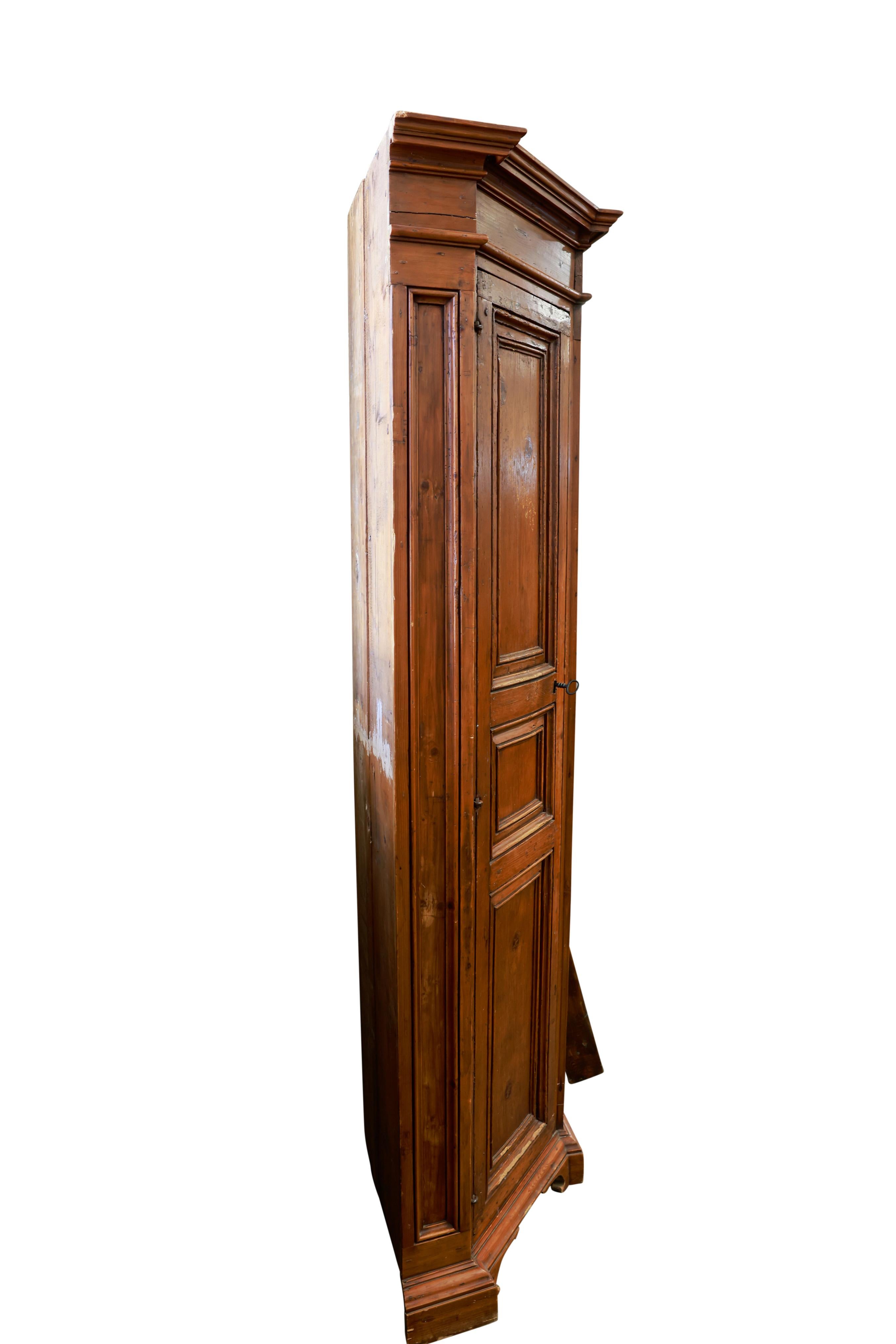 Italian northern pine corner cabinet, circa 1840. Wonderful diminutive size and shelf design.

Dimensions: 81Hx 27W x 18D