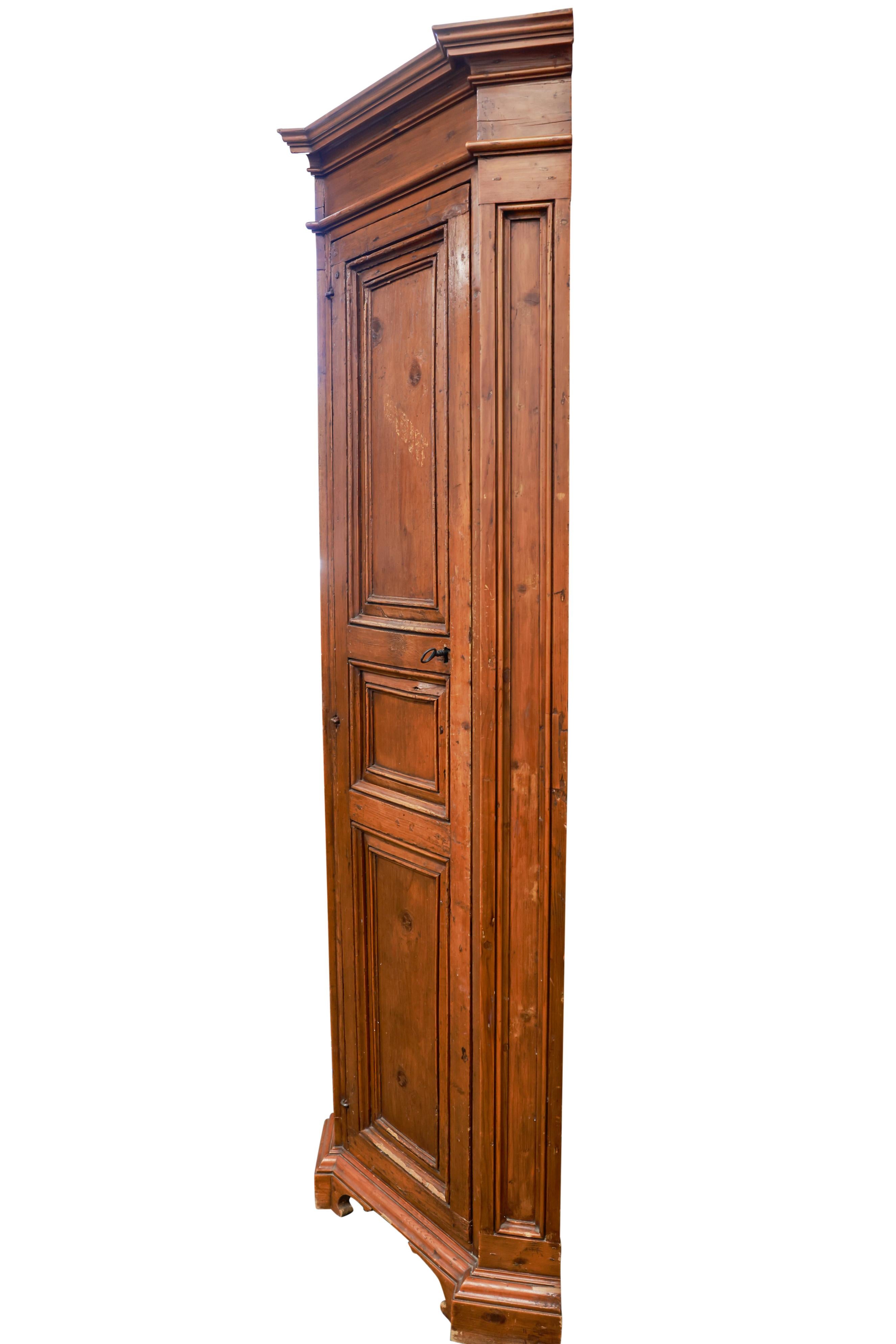 Italian Corner Cabinet Italiano en venta