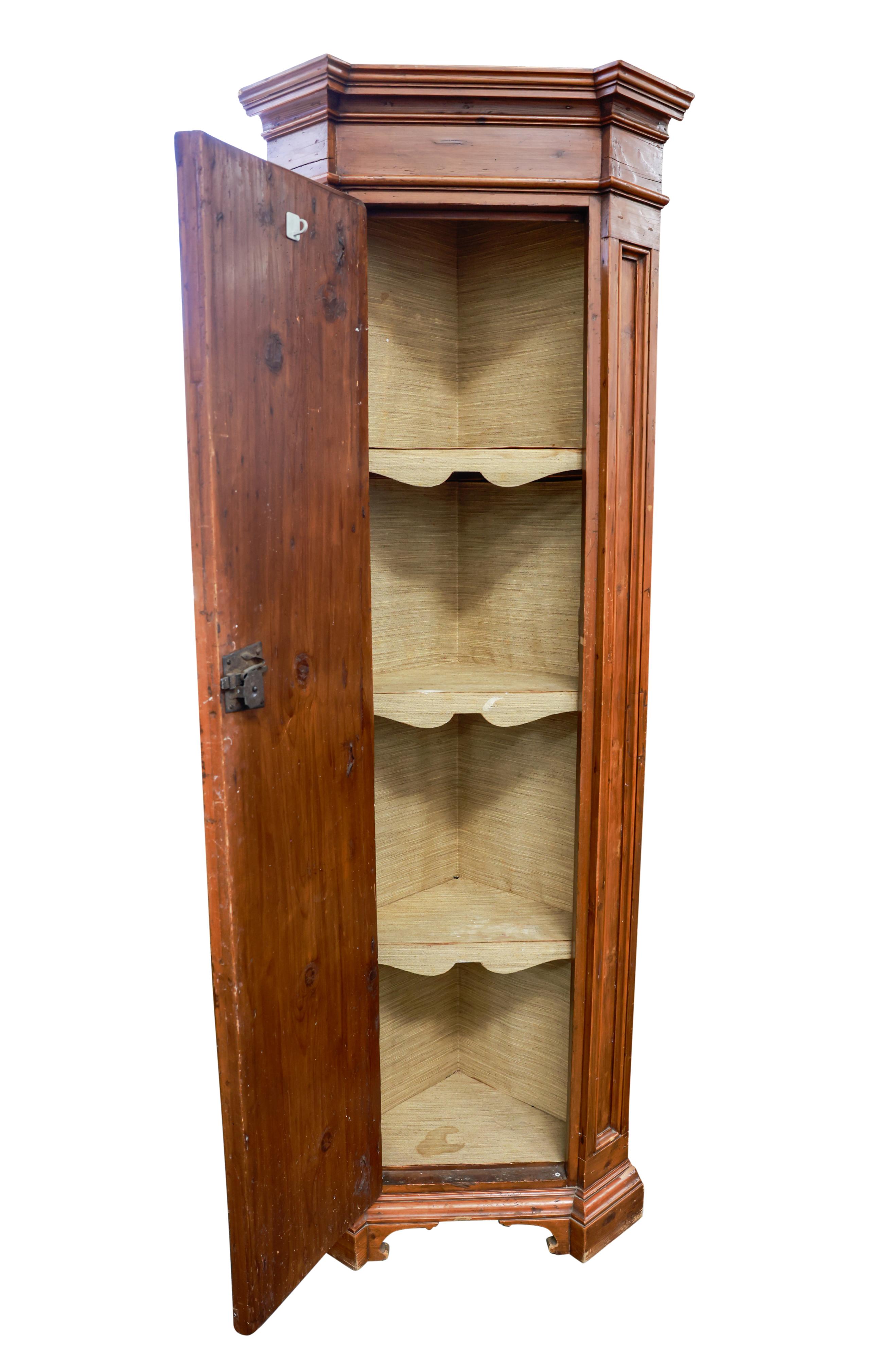 Italian Corner Cabinet en Bueno estado para la venta en Round Top, TX