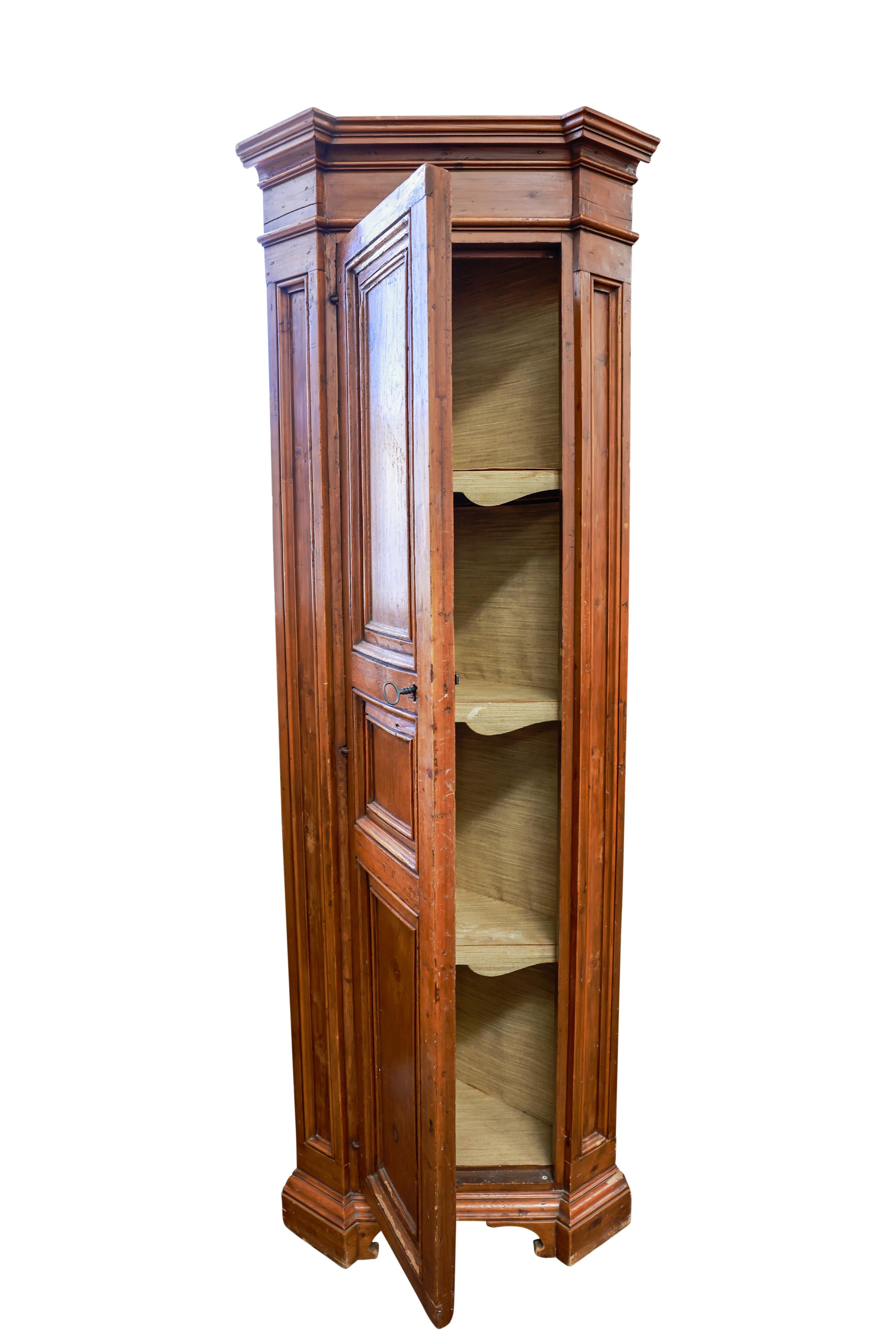 Italian Corner Cabinet siglo XIX en venta