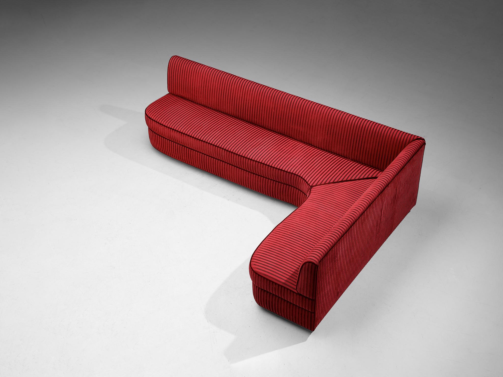 Ecksofa, Stoff, Samt, lackiertes Holz, Italien, 1950er Jahre

Dieses Sofa italienischer Herkunft hat eine gemütliche Ausstrahlung und zeichnet sich durch eine prächtige Konstruktion aus. Der Korpus ist mit einem roten Stoff gepolstert, der mit