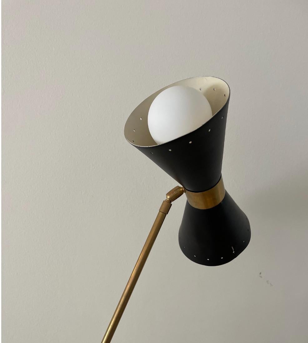  Lampadaire italien vintage à contrepoids avec abat-jour noir. Nouveau câblage (euro) avec adaptateur US inclus. Belle base en laiton patiné avec abat-jour en émail. Prend deux ampoules, réglable. 
