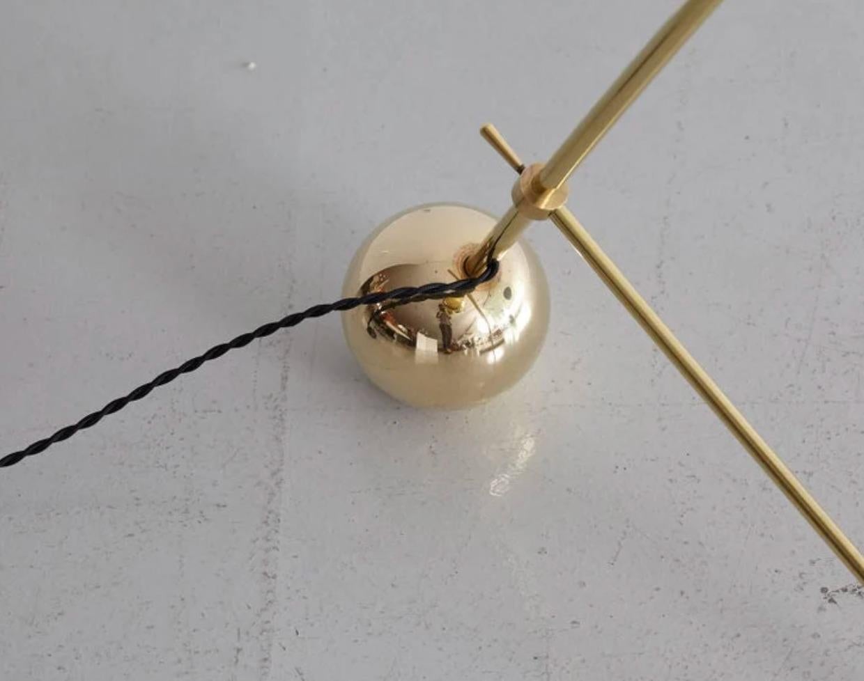 Laiton Lampadaire italien à contrepoids en vente