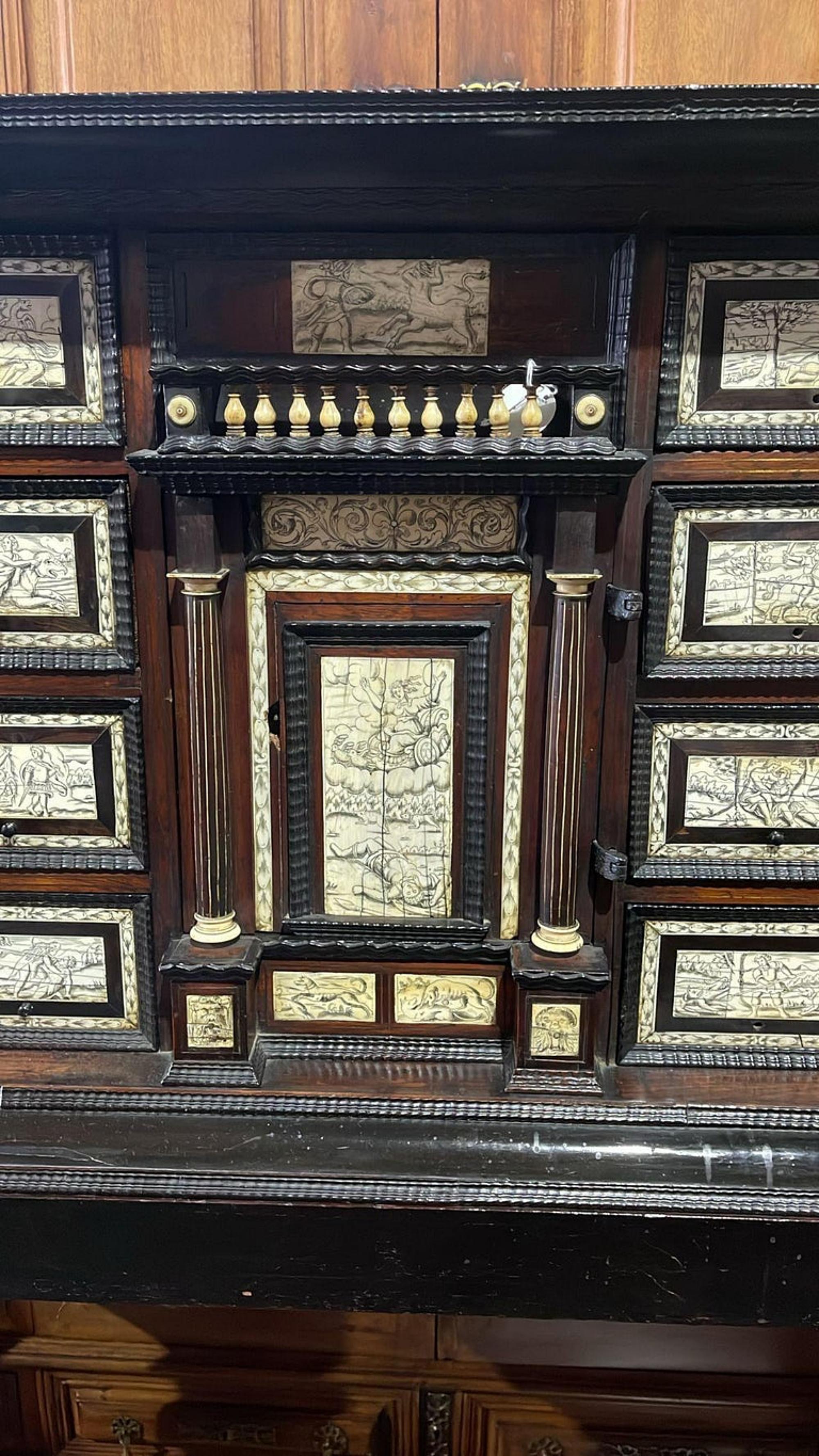 BANCO/CABINETTO ITALIANO CON TREMPO XIX secolo
Italiano, XIX secolo.
con intarsi in ebano, legno ebanizzato con applicazioni in avorio inciso, decorato con 