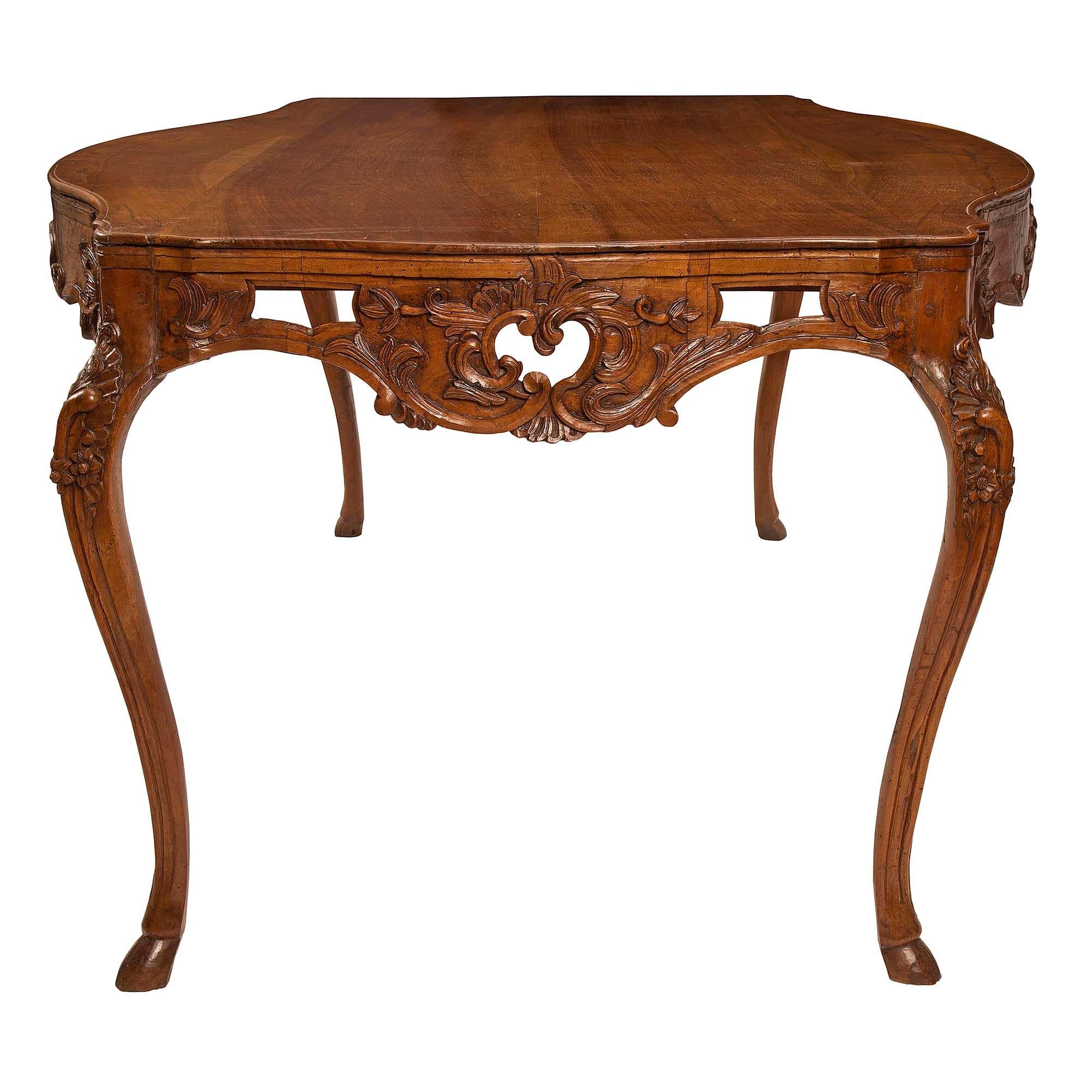 Italian Country 18th Century Louis XV Period Walnut Dining Table In Good Condition For Sale In West Palm Beach, FL