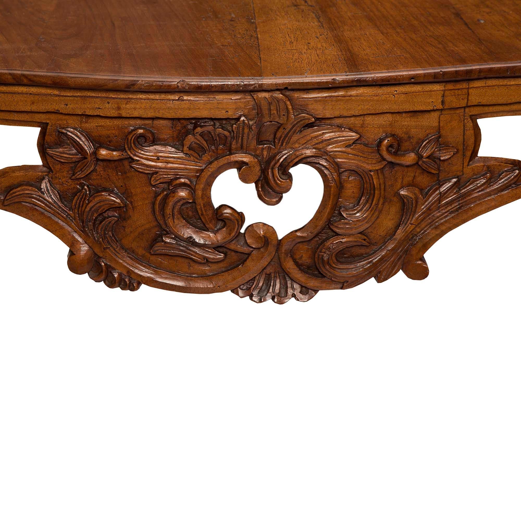 Italian Country 18th Century Louis XV Period Walnut Dining Table For Sale 1