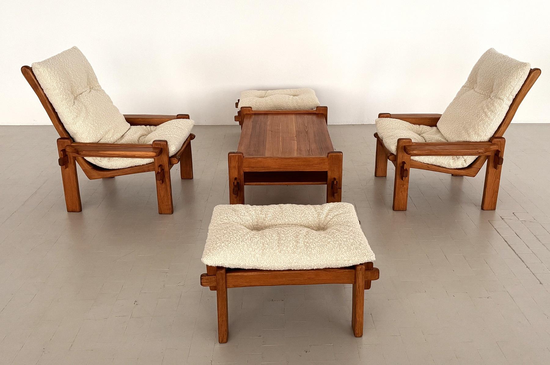 Set da salotto country italiano in quercia massiccia con nuova tappezzeria bouclé, anni '70

Bellissimo set in stile country, composto da 2 poltrone lounge con due pouf abbinati, che possono essere utilizzati anche come sedute separate, e dal
