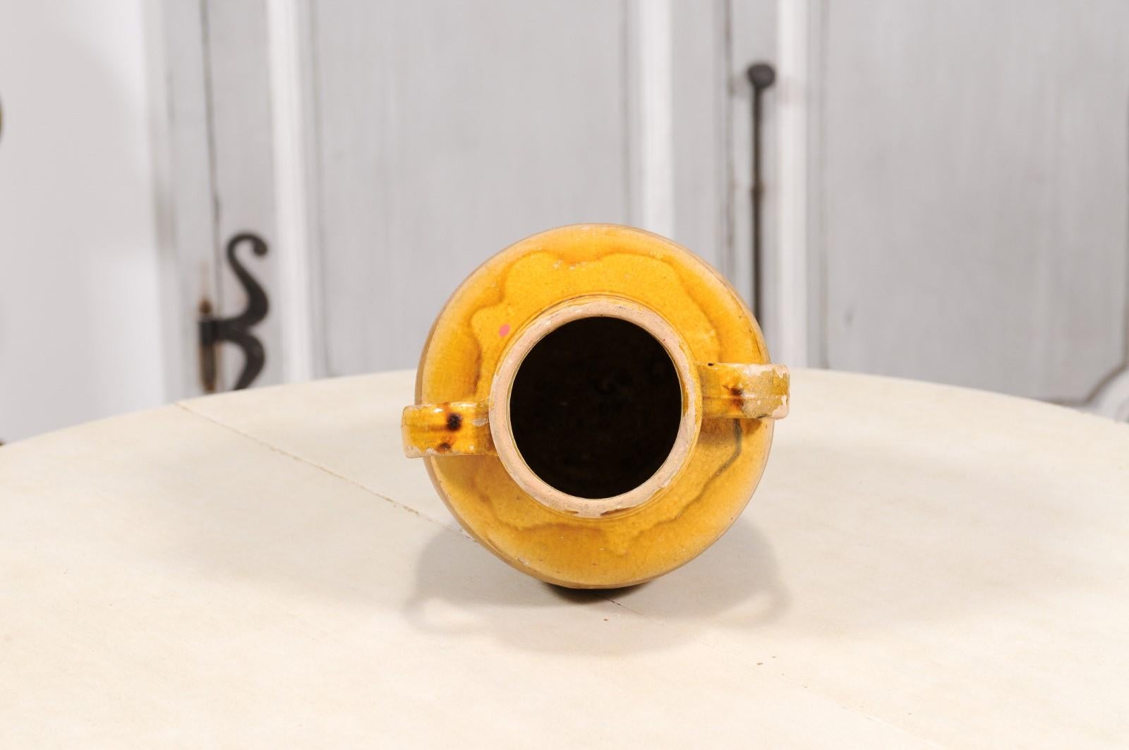Pot à glaçure jaune italien avec deux grandes poignées, 20e siècle en vente 5