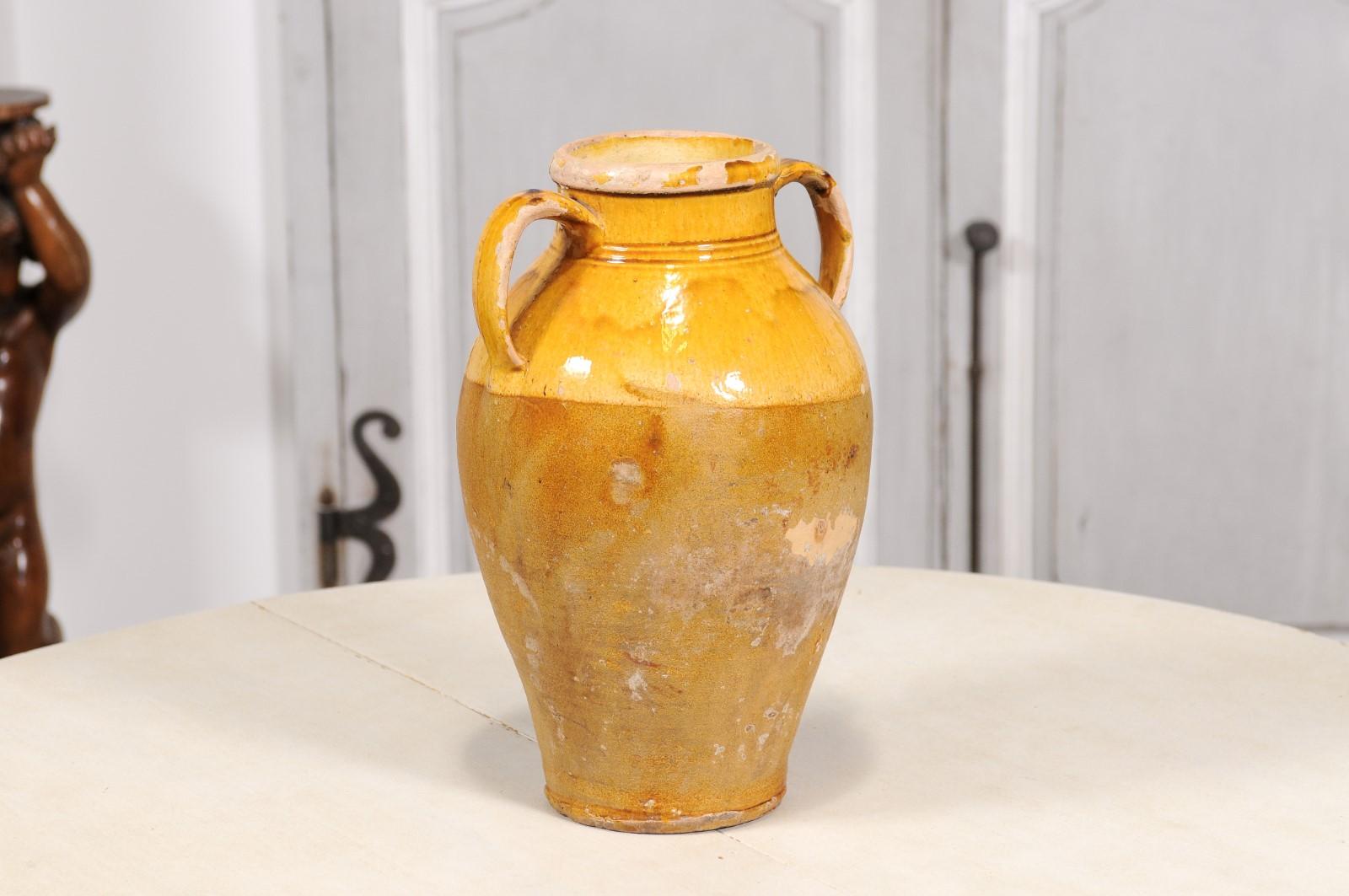 Vernissé Pot à glaçure jaune italien avec deux grandes poignées, 20e siècle en vente