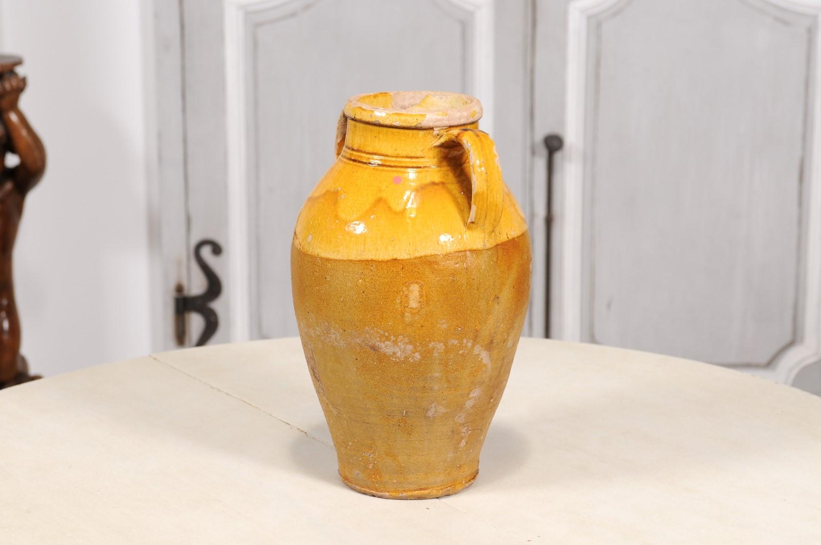 20ième siècle Pot à glaçure jaune italien avec deux grandes poignées, 20e siècle en vente