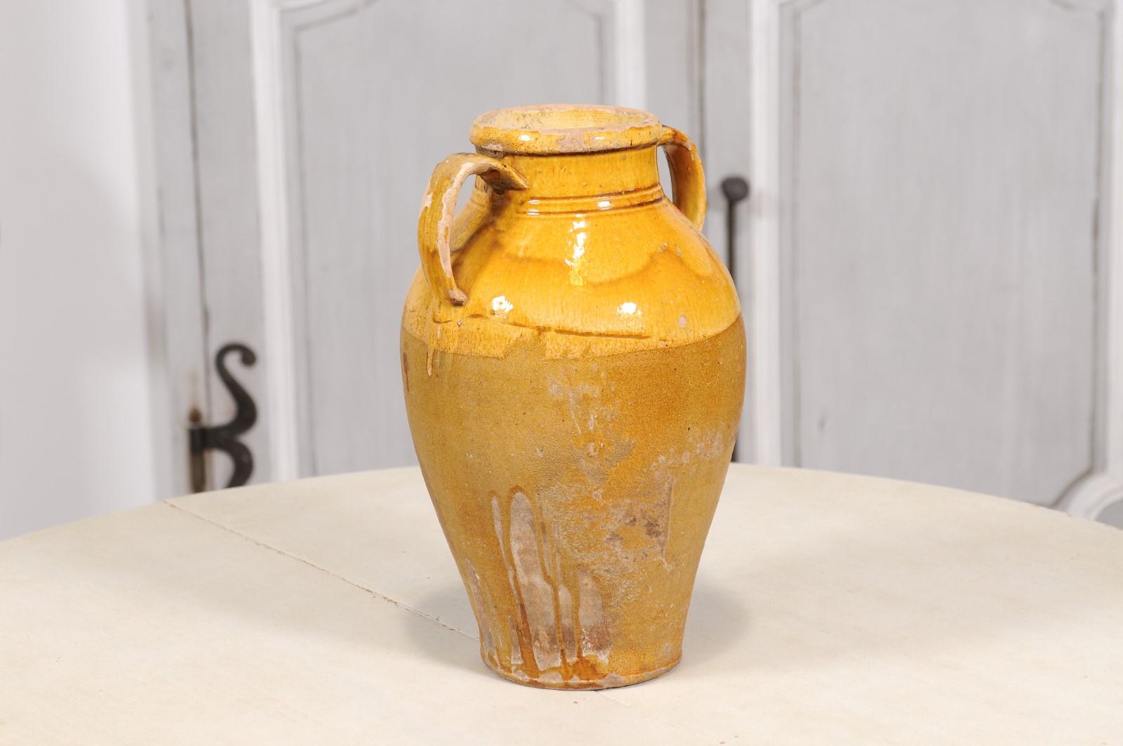 Pot à glaçure jaune italien avec deux grandes poignées, 20e siècle en vente 1