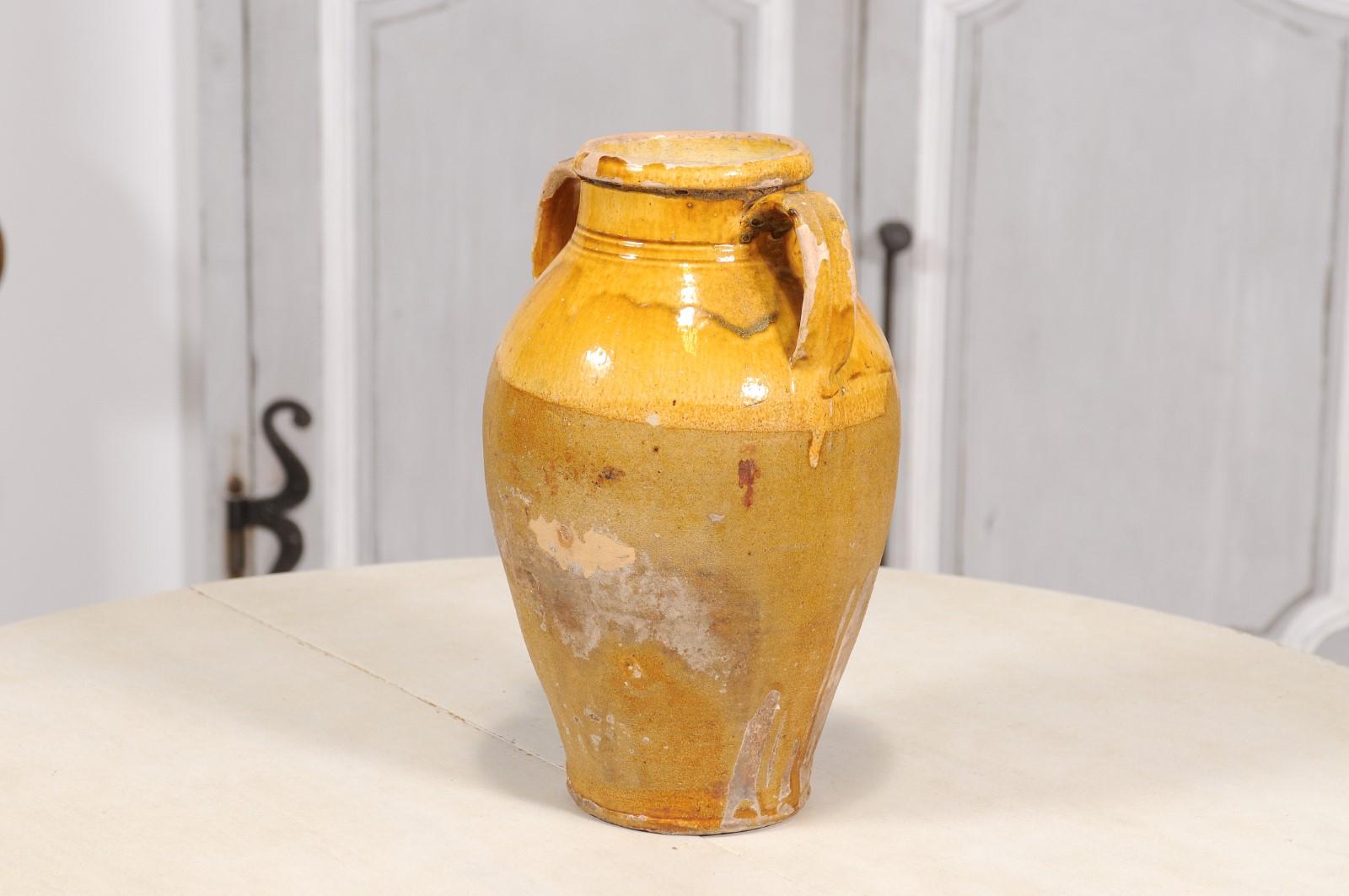 Pot à glaçure jaune italien avec deux grandes poignées, 20e siècle en vente 3
