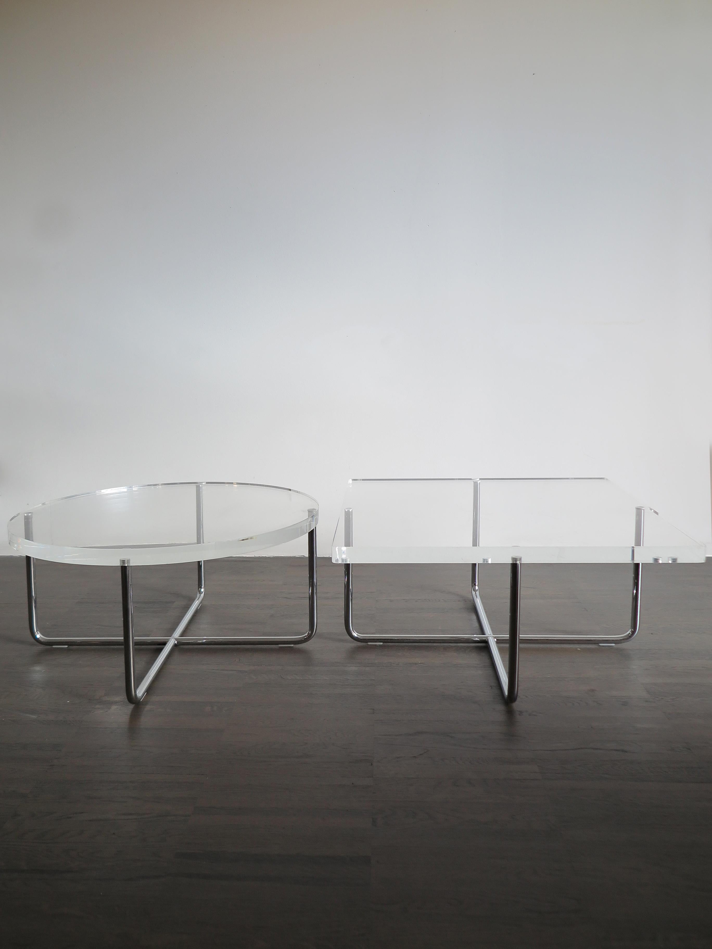 Set of Two Italian square and circle modern coffee tables or sofa tables manufactured by Minotti, with plexiglass top and frame in chromed metal with glossy chrome finish, circa 1990s.

Round measures: Diameter 63 cm - height 32 cm
Square