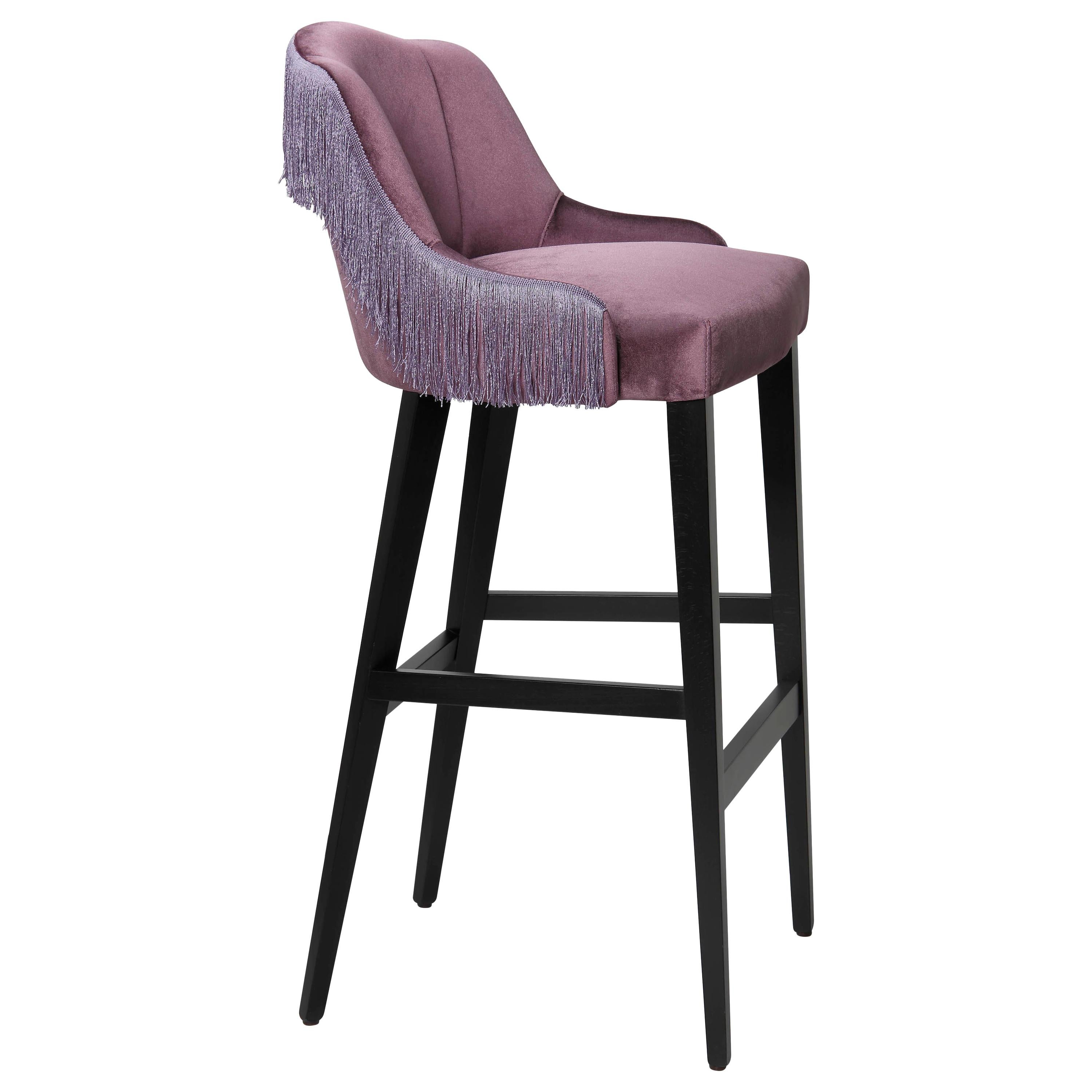 Assise et dossier entièrement rembourrés avec détail du dossier à franges. Conçu et produit par un fabricant de mobilier de contrat spécialisé en Italie, spécialisé dans la production de chaises et de mobilier pour le marché de contrat. Combinant de