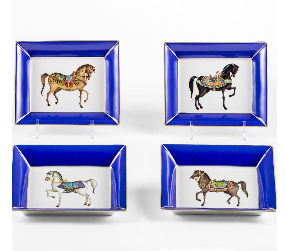 Plateau de poche de fabrication italienne décoré de 4 chevaux différents, bordure or et bleue. 
Entièrement fabriqué à Florence par nos maîtres artisans.

Artecornici Design produit des impressions d'art colorées à la main, des cadres artisanaux,