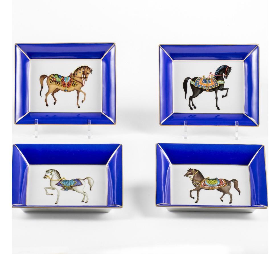 Italian craftsmanship Pocket tray decorated with 4 different horses gold and blue border. 
Entirely made in Florence by our master craftsmen.

Artecornici design produces hand colored art prints, artisan frames, lightings, decorative accessories