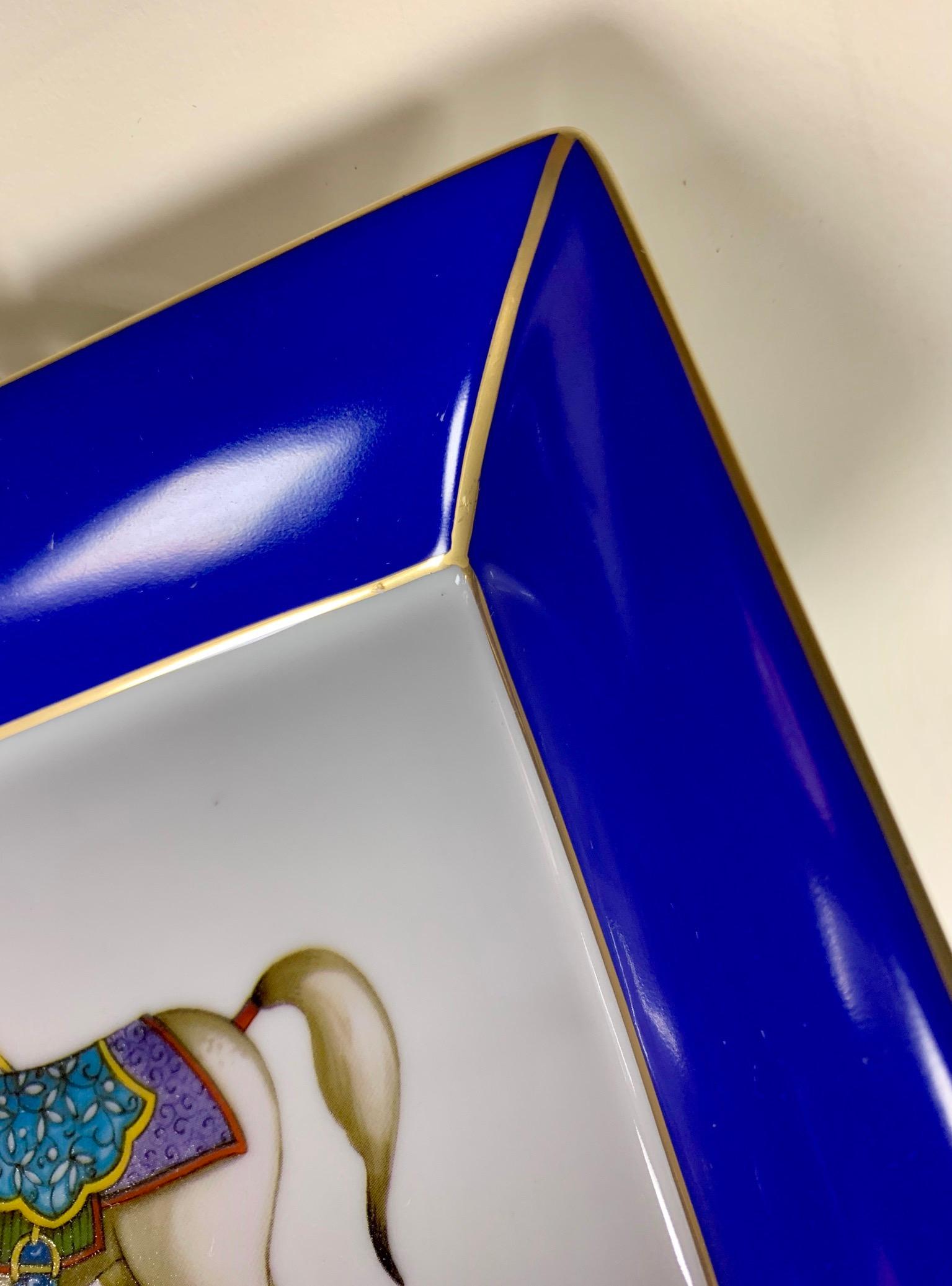 Italienische Handwerkskunst Hand gemalt Porzellan Tablett Blau und Gold Farben im Zustand „Neu“ im Angebot in Scandicci, Florence
