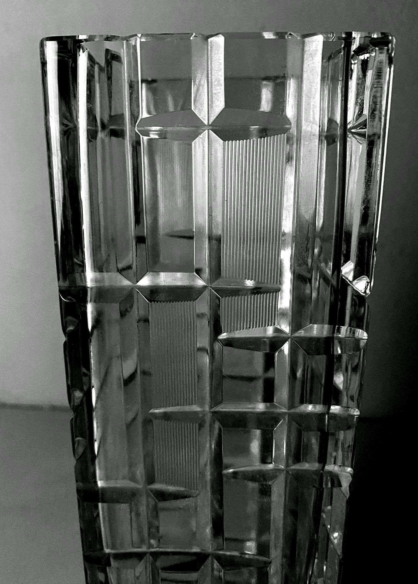 Italian Craftsmanship Hand-Cut and Hand-Polished Beveled Crystal Vase For Sale 4