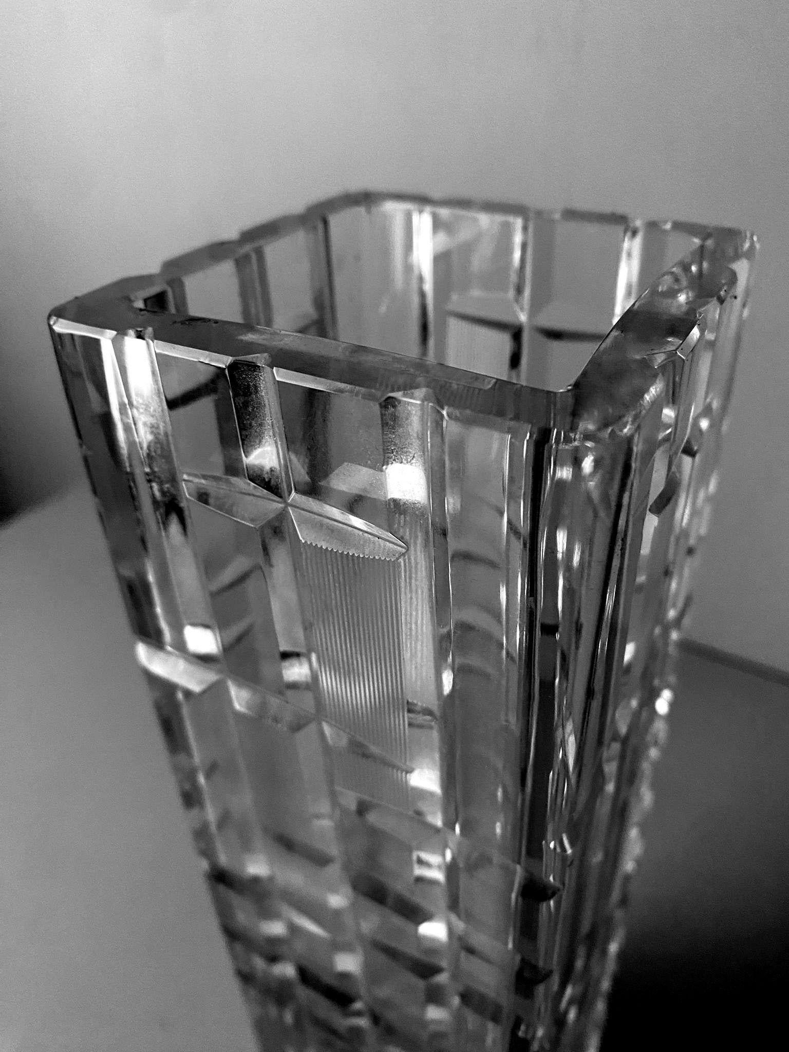 Italian Craftsmanship Hand-Cut and Hand-Polished Beveled Crystal Vase For Sale 5