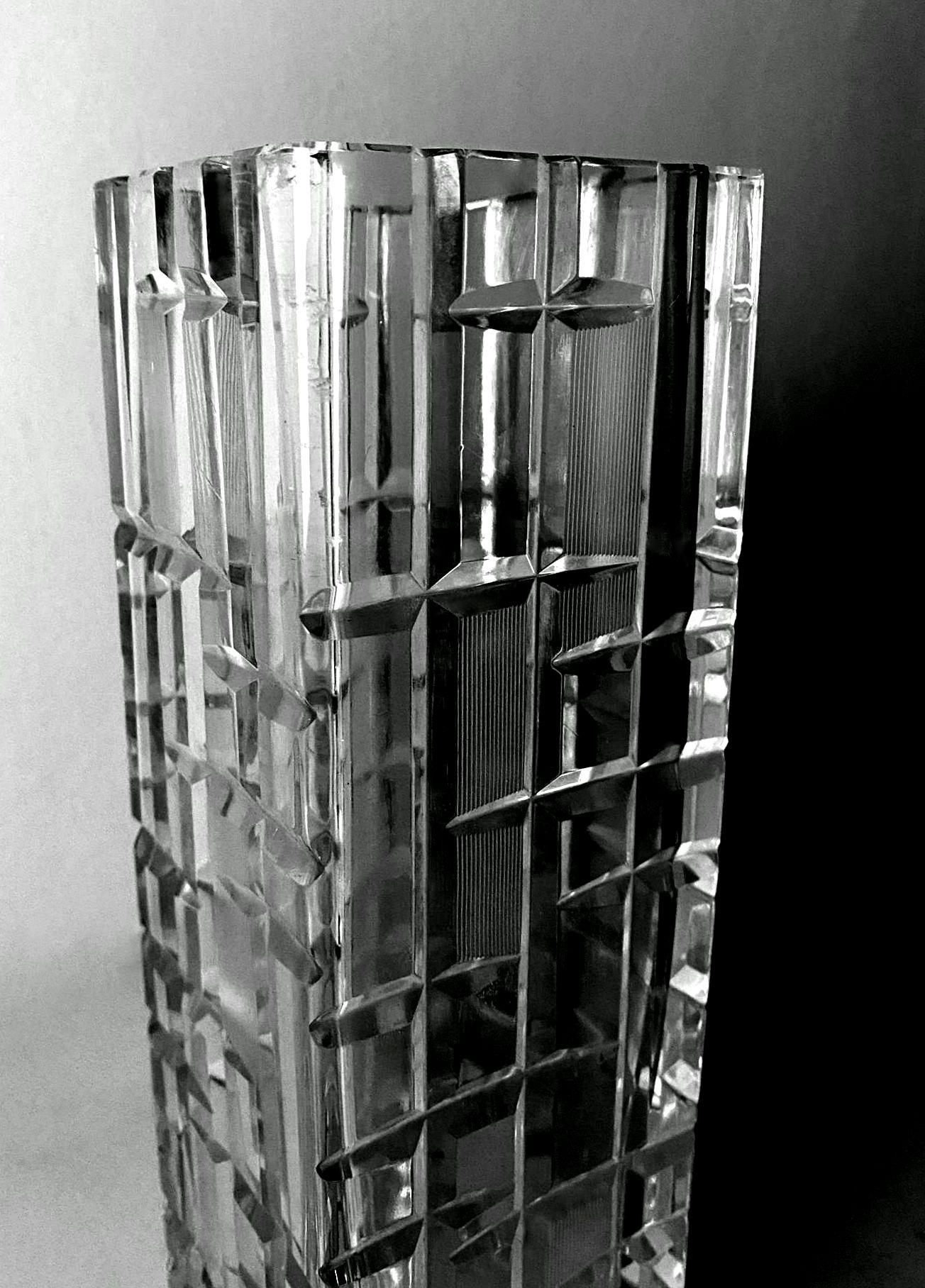 Italian Craftsmanship Hand-Cut and Hand-Polished Beveled Crystal Vase For Sale 6