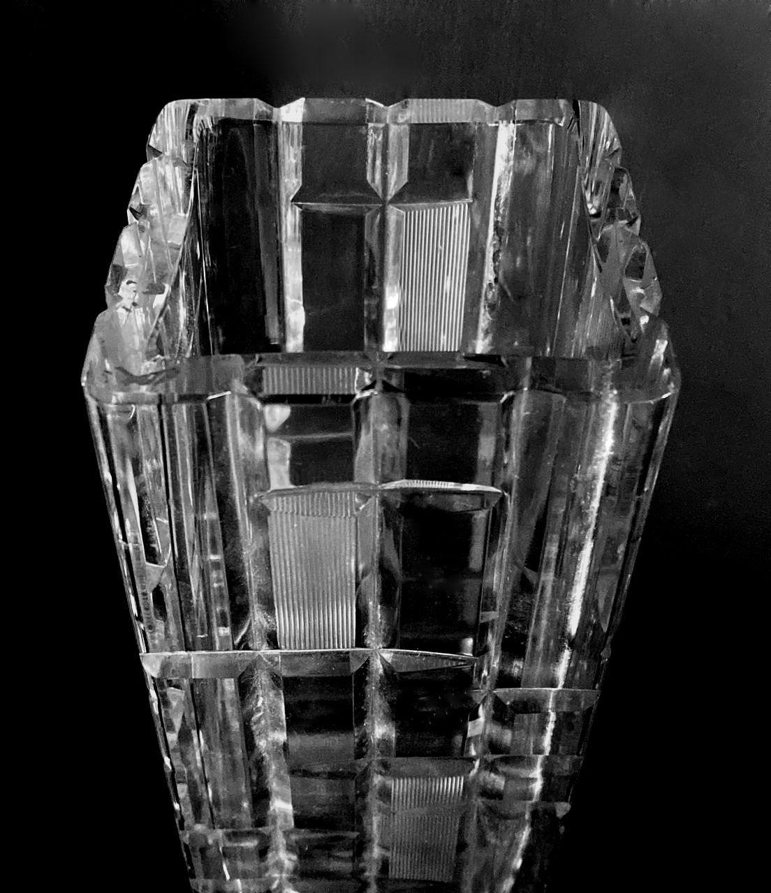 Italian Craftsmanship Hand-Cut and Hand-Polished Beveled Crystal Vase For Sale 7