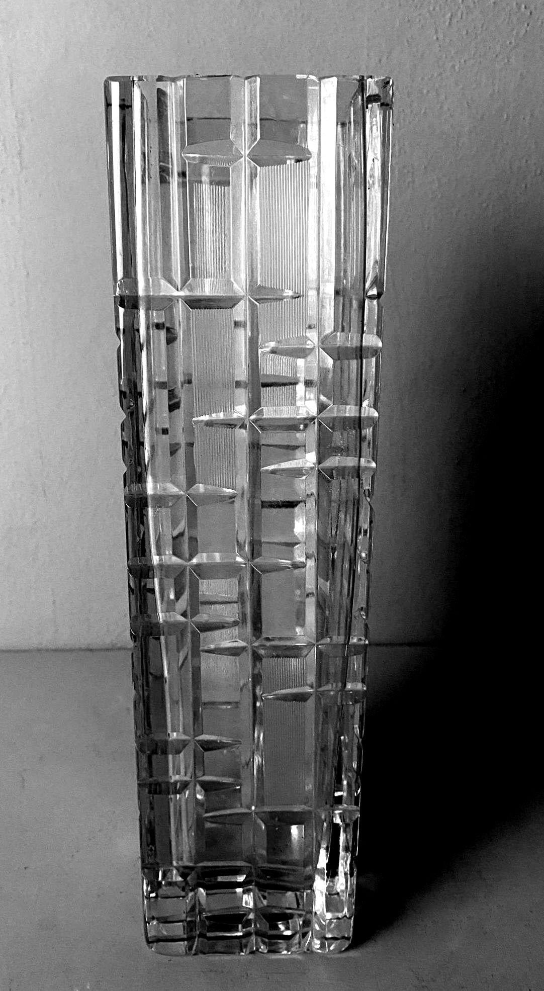 We kindly suggest that you read the entire description, as we aim to provide detailed technical and historical information to guarantee the authenticity of our objects. This exceptional Italian lead crystal vase features a linear, simple, and