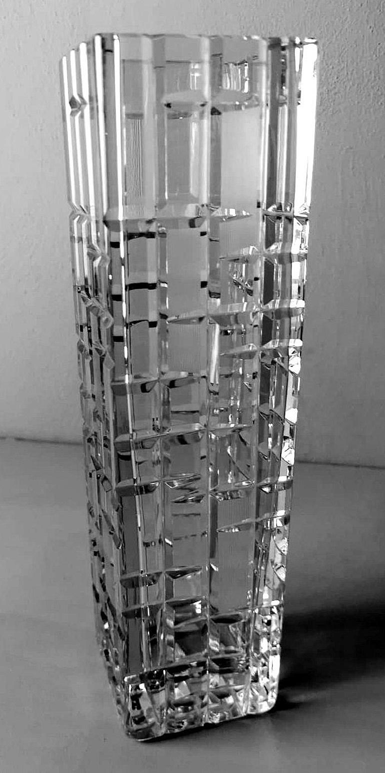 Italian Craftsmanship Hand-Cut and Hand-Polished Beveled Crystal Vase In Good Condition For Sale In Prato, Tuscany