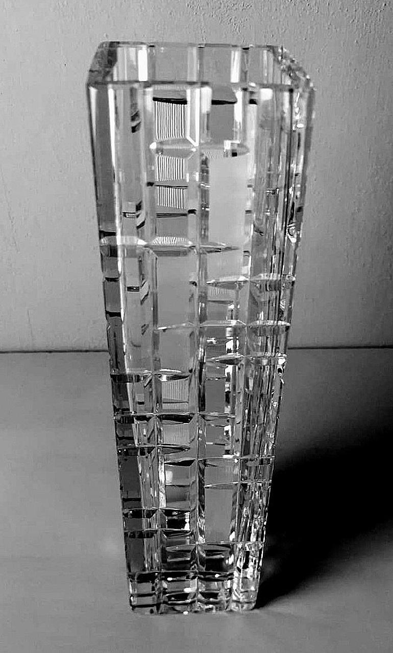 20th Century Italian Craftsmanship Hand-Cut and Hand-Polished Beveled Crystal Vase For Sale