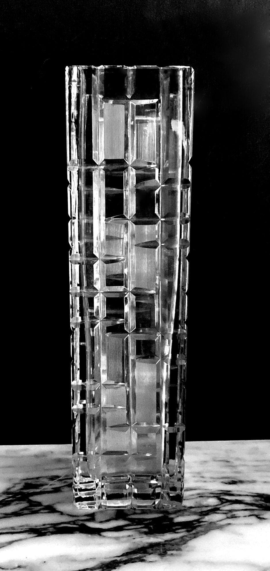 Italian Craftsmanship Hand-Cut and Hand-Polished Beveled Crystal Vase For Sale 2