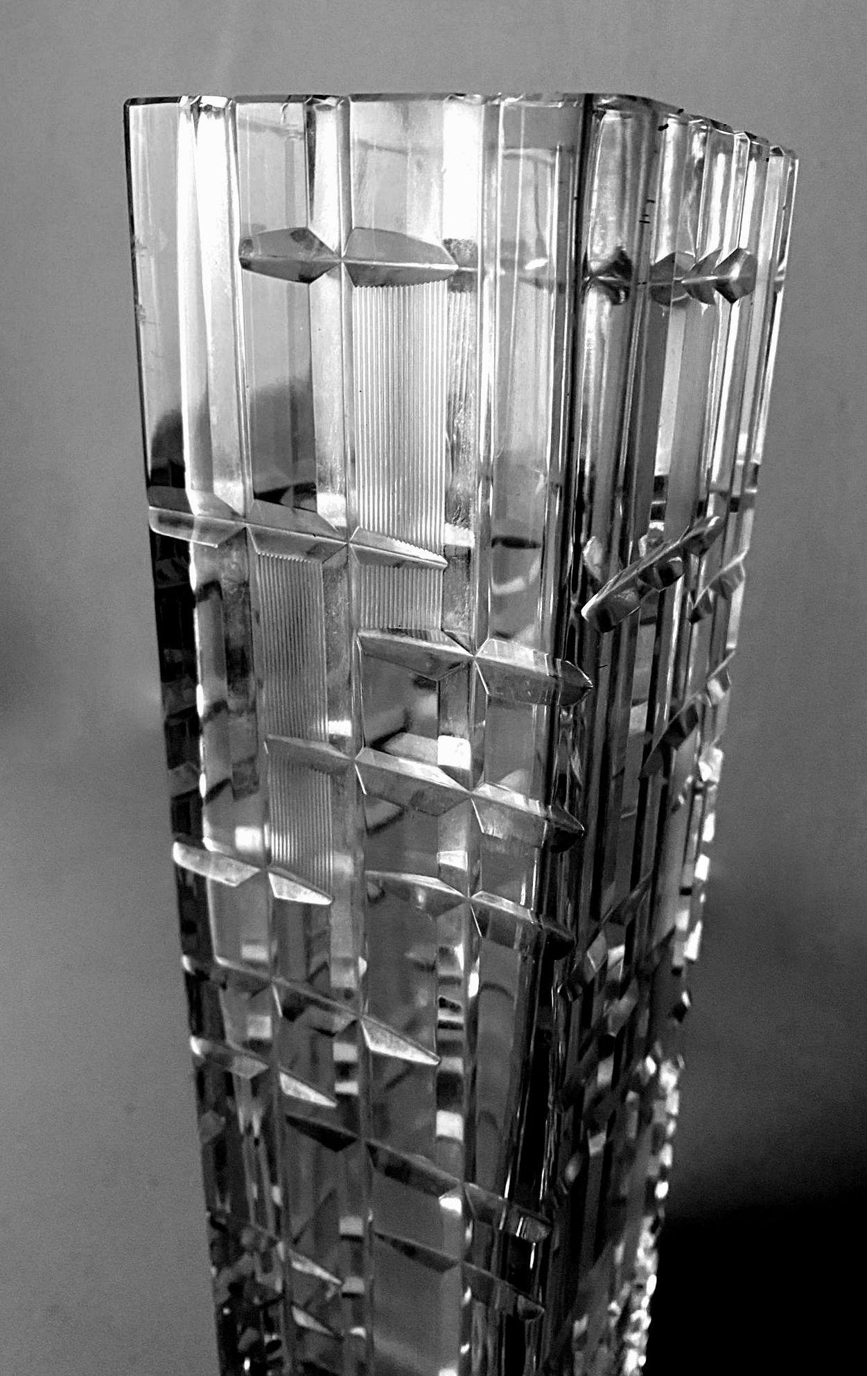 Italian Craftsmanship Hand-Cut and Hand-Polished Beveled Crystal Vase For Sale 3