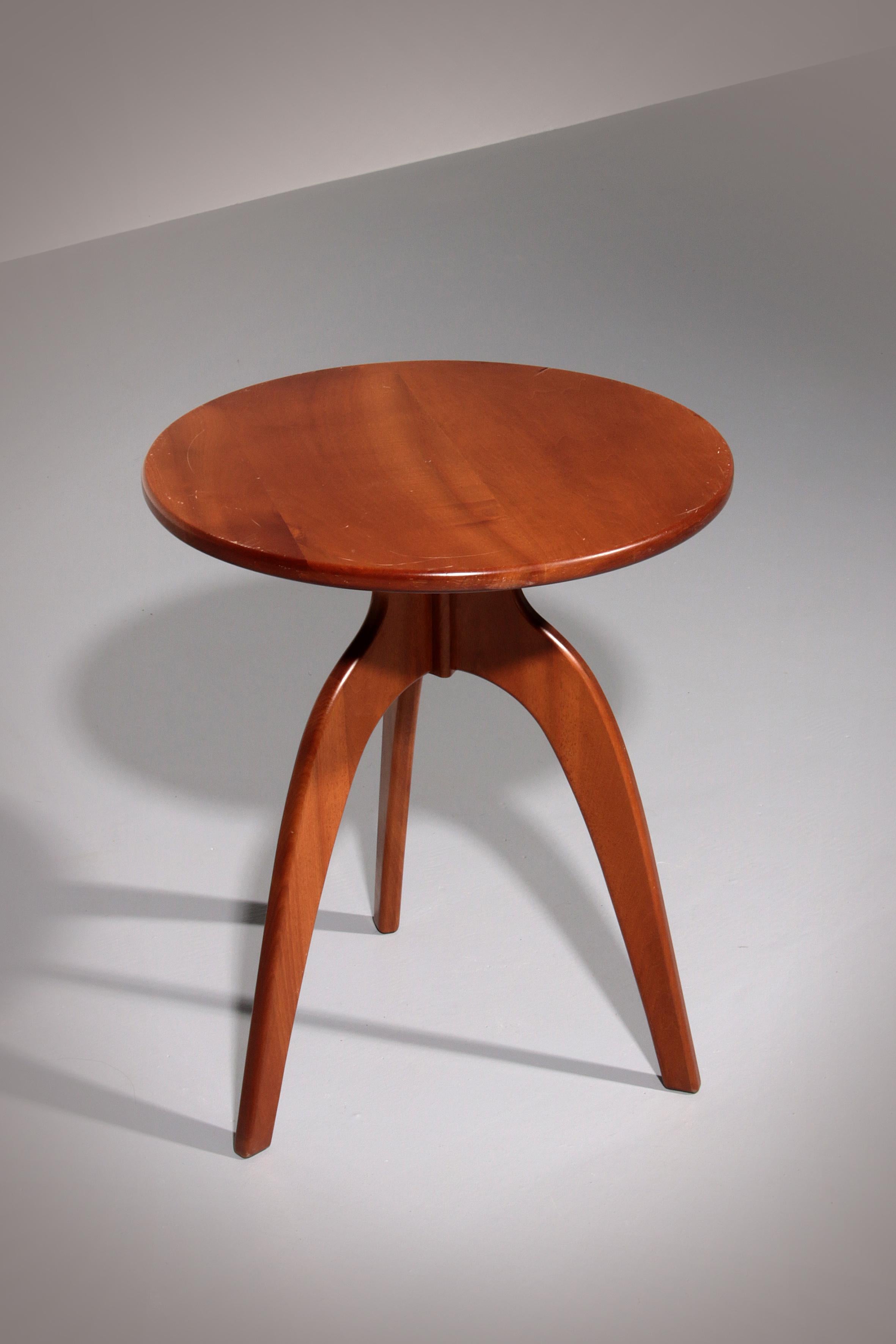 

Dieses elegante Nussbaumholz  Beistelltisch ist ein Meisterwerk italienischer Handwerkskunst, das in den 1960er Jahren von einem erfahrenen Möbeldesigner in Venedig entworfen wurde. Er wurde mit viel Liebe zum Detail hergestellt und spiegelt den