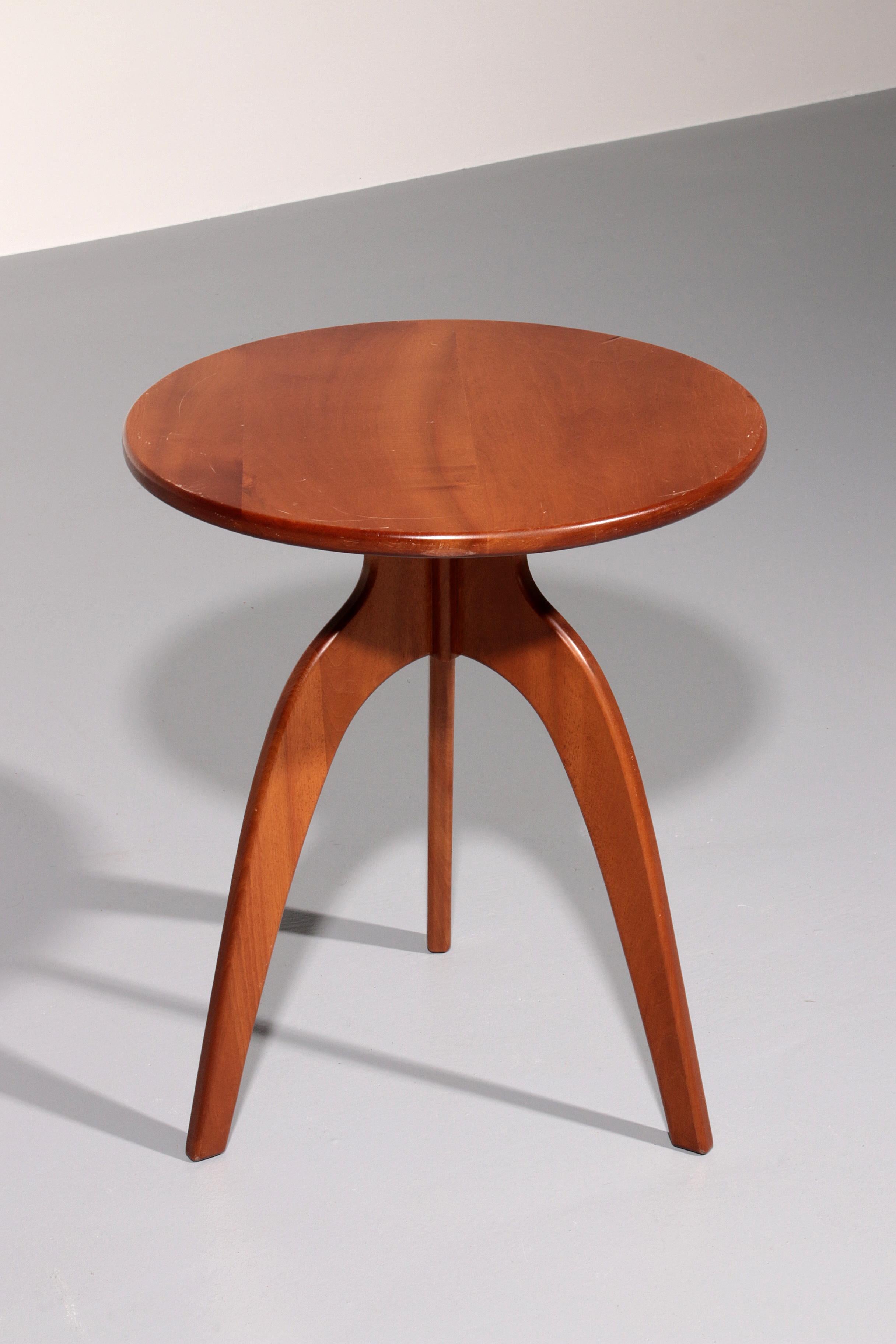 Runder Beistelltisch aus Nussbaumholz in italienischer Handwerkskunst aus den 60er Jahren (Italienisch) im Angebot