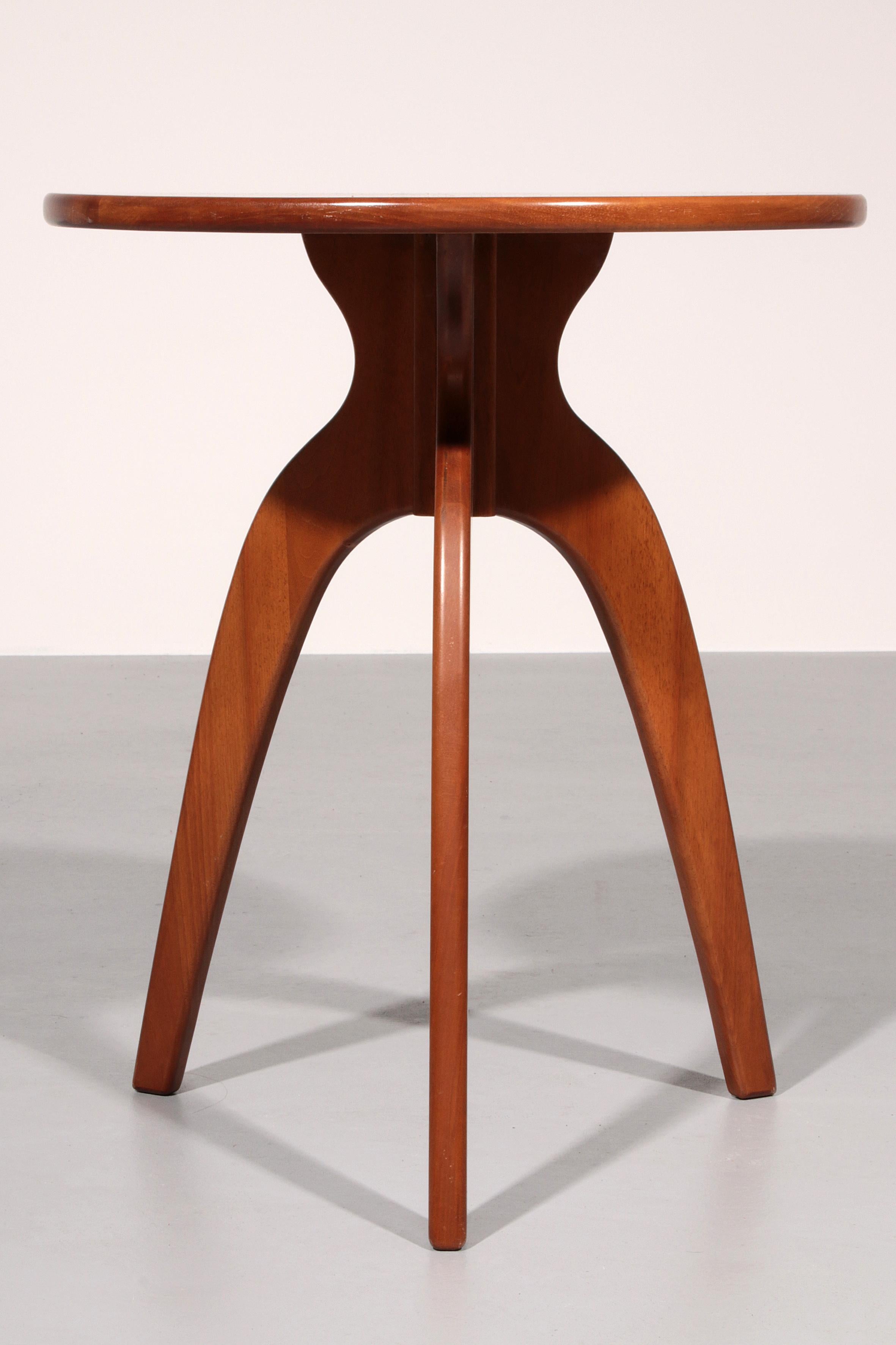 Runder Beistelltisch aus Nussbaumholz in italienischer Handwerkskunst aus den 60er Jahren (Mitte des 20. Jahrhunderts) im Angebot