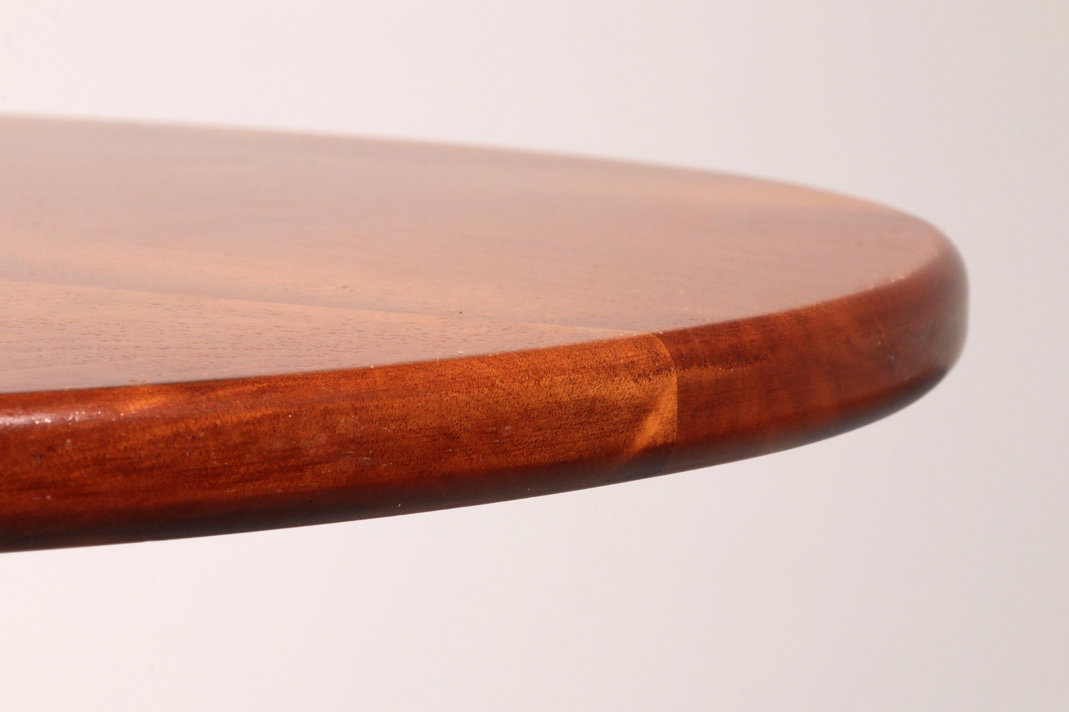 Runder Beistelltisch aus Nussbaumholz in italienischer Handwerkskunst aus den 60er Jahren im Angebot 1