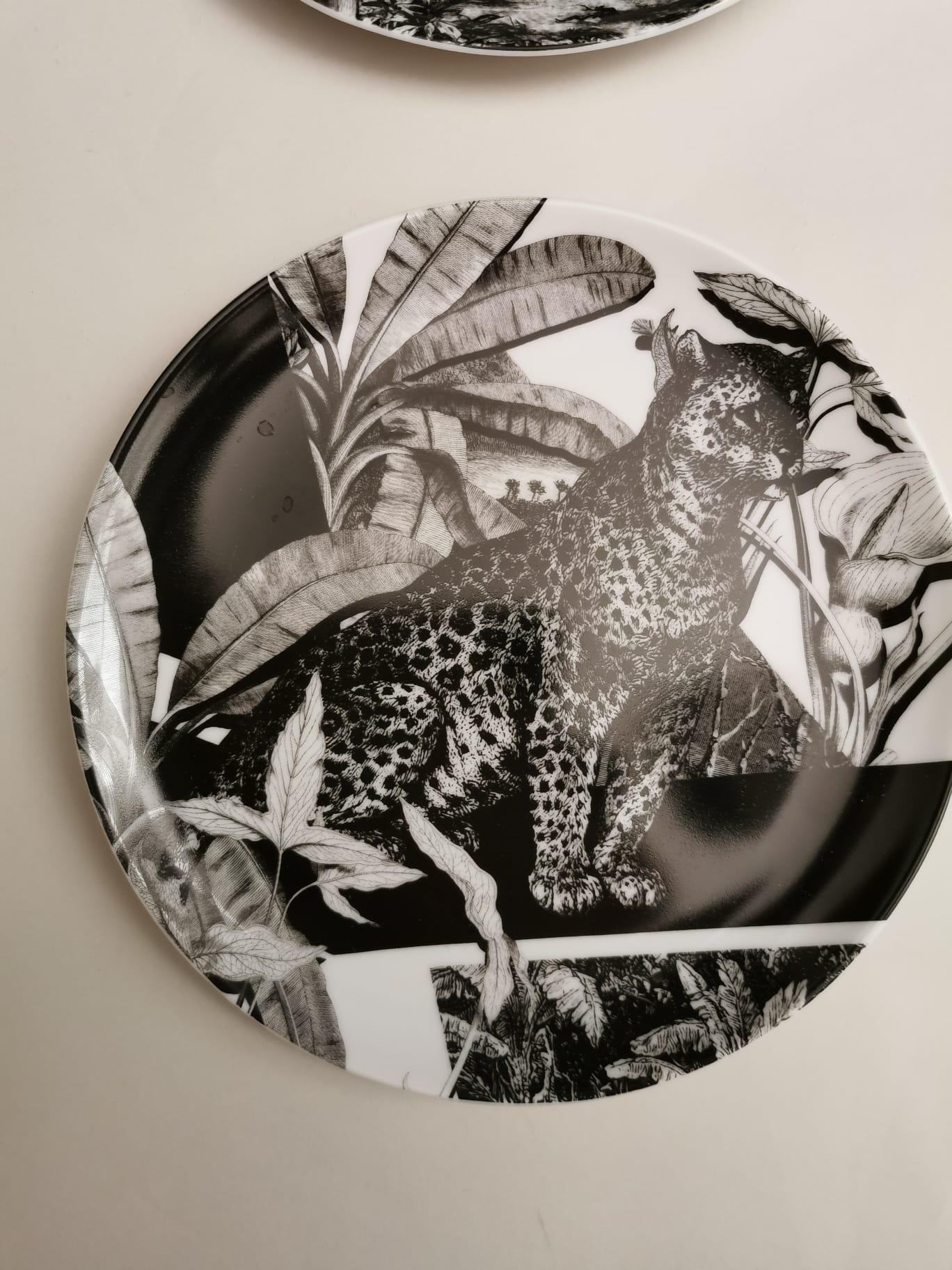 Italian Craftsmanship Set of Four Decorative Plates in Printed Porcelain In New Condition For Sale In Scandicci, Florence