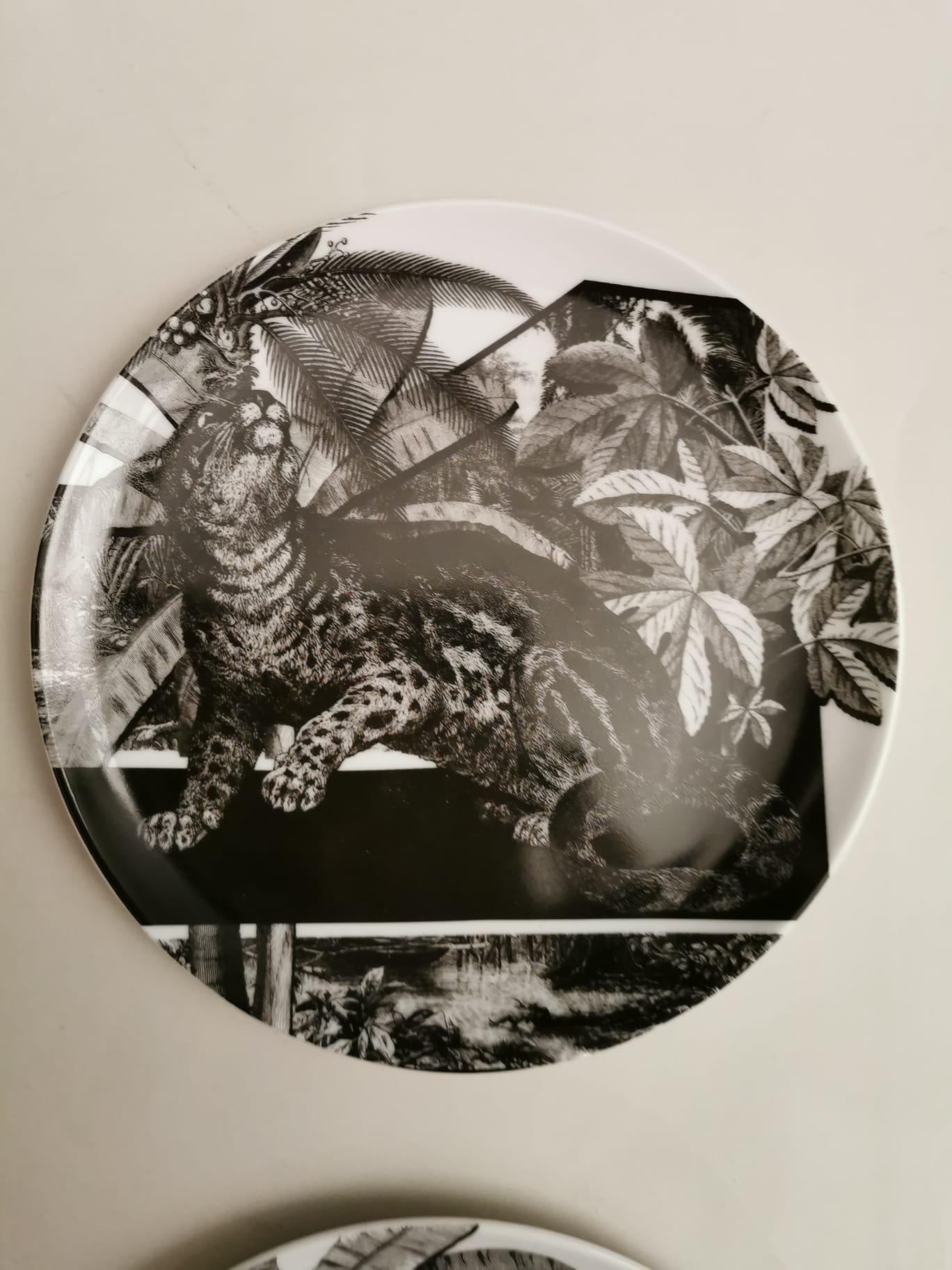 Contemporary Italian Craftsmanship Set of Four Decorative Plates in Printed Porcelain For Sale
