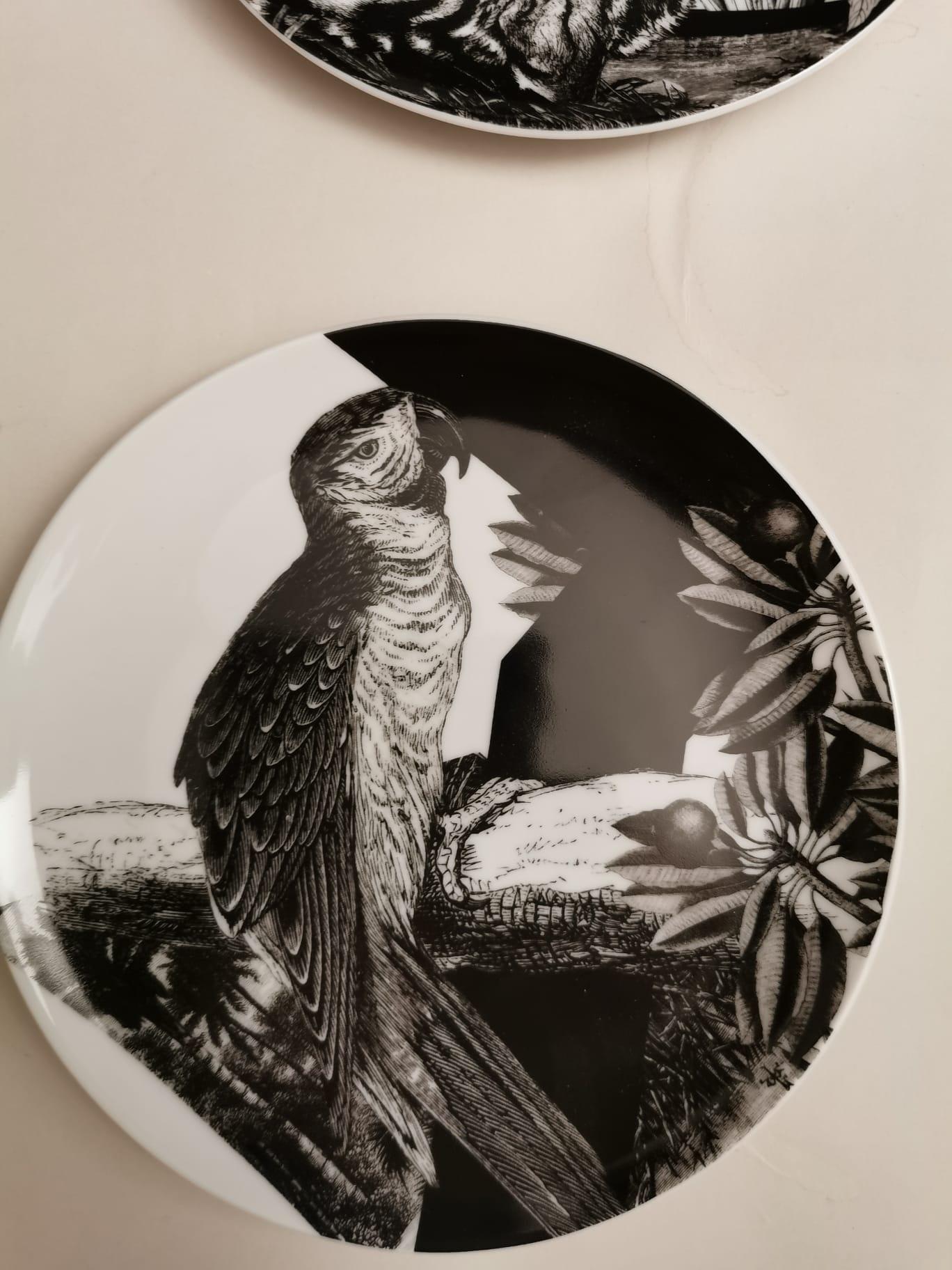 Italian Craftsmanship Set of Four Decorative Plates in Printed Porcelain For Sale 3