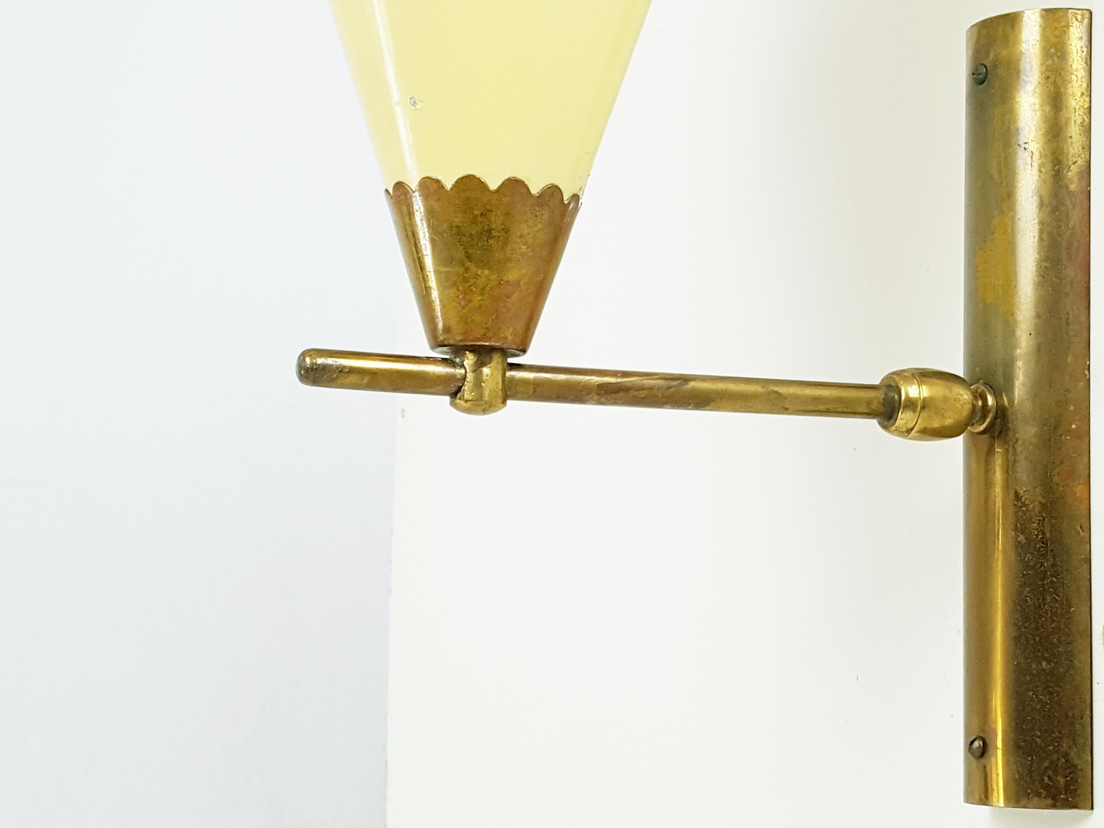 Mid-Century Modern Italian Cream Aluminum and Brass Adjustable 1950s Sconce For Sale