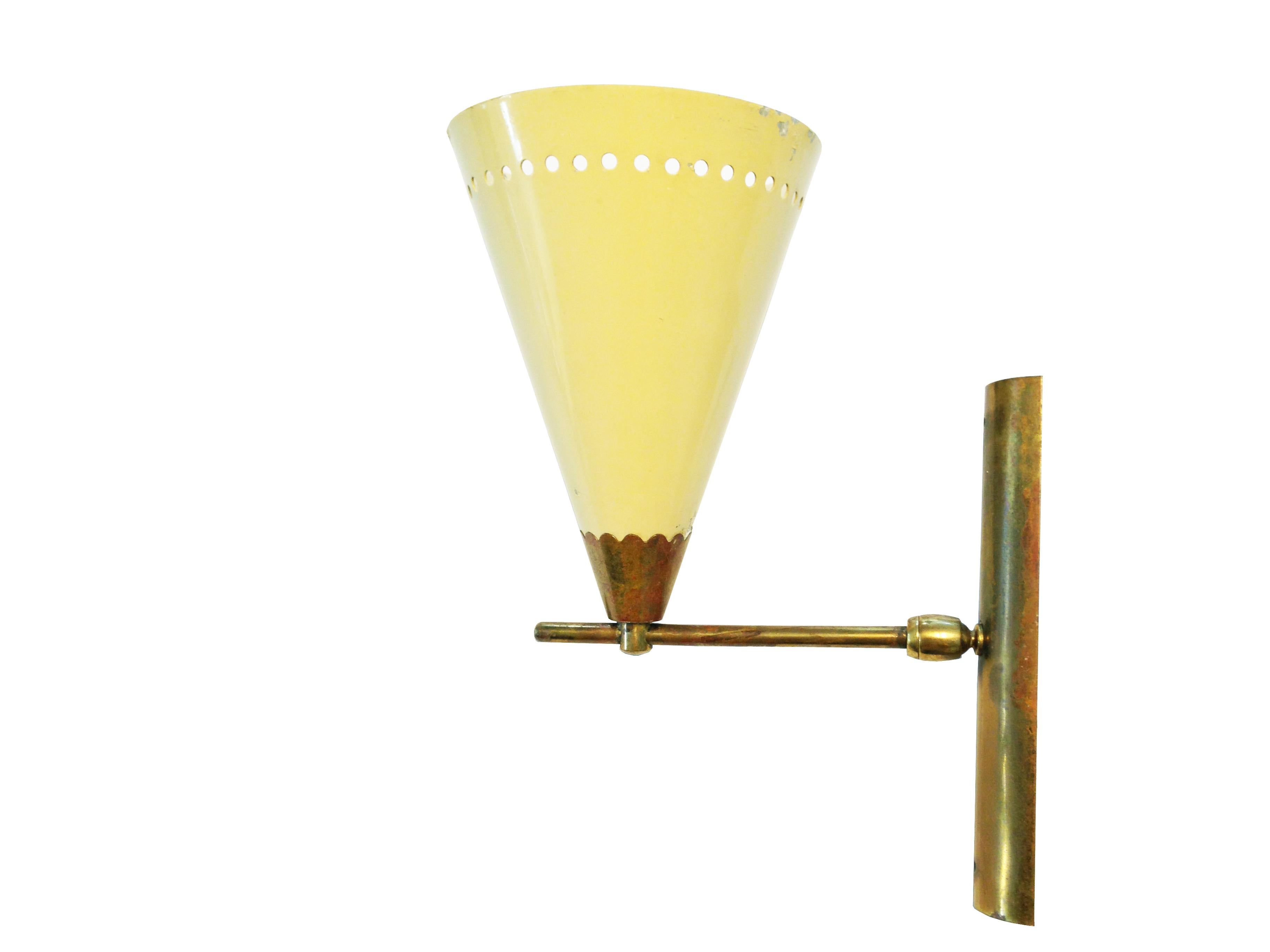 Italian Cream Aluminum and Brass Adjustable 1950s Sconce In Good Condition For Sale In Varese, Lombardia