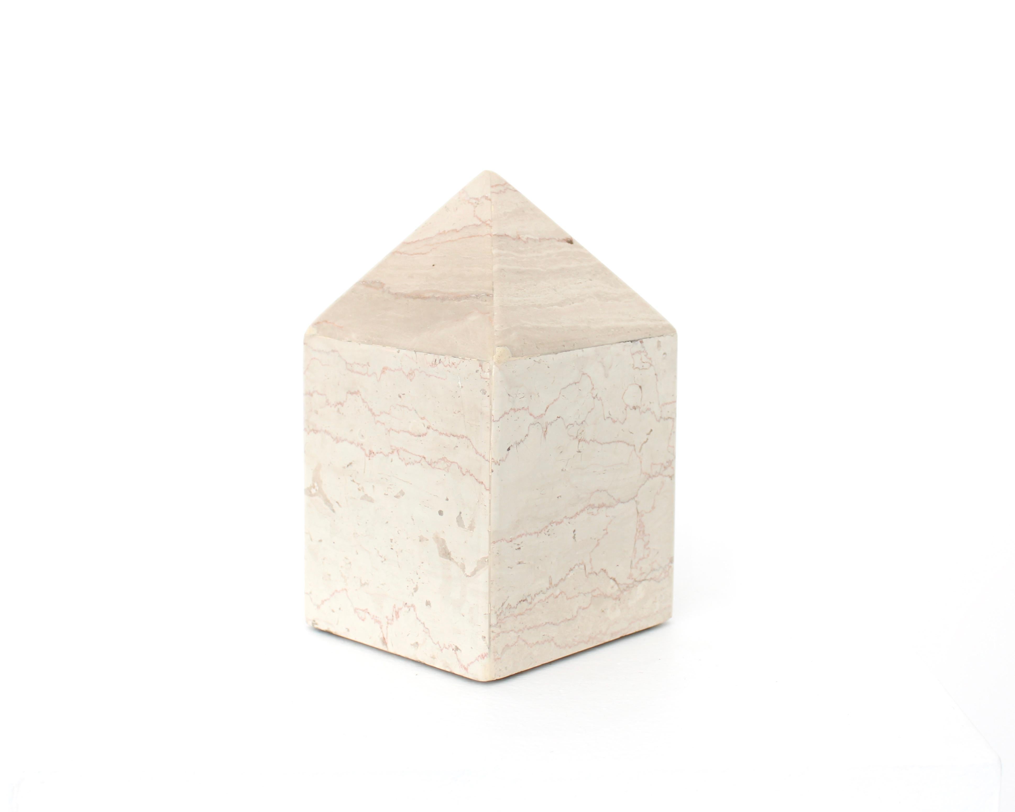 Obelisco di marmo italiano in travertino chiaro lucidato a quattro lati, composto da pezzi di marmo laminati insieme per comporre l'obelisco. Interno cavo e fondo infeltrito.  
Nessuna scheggiatura o restauro. 
 