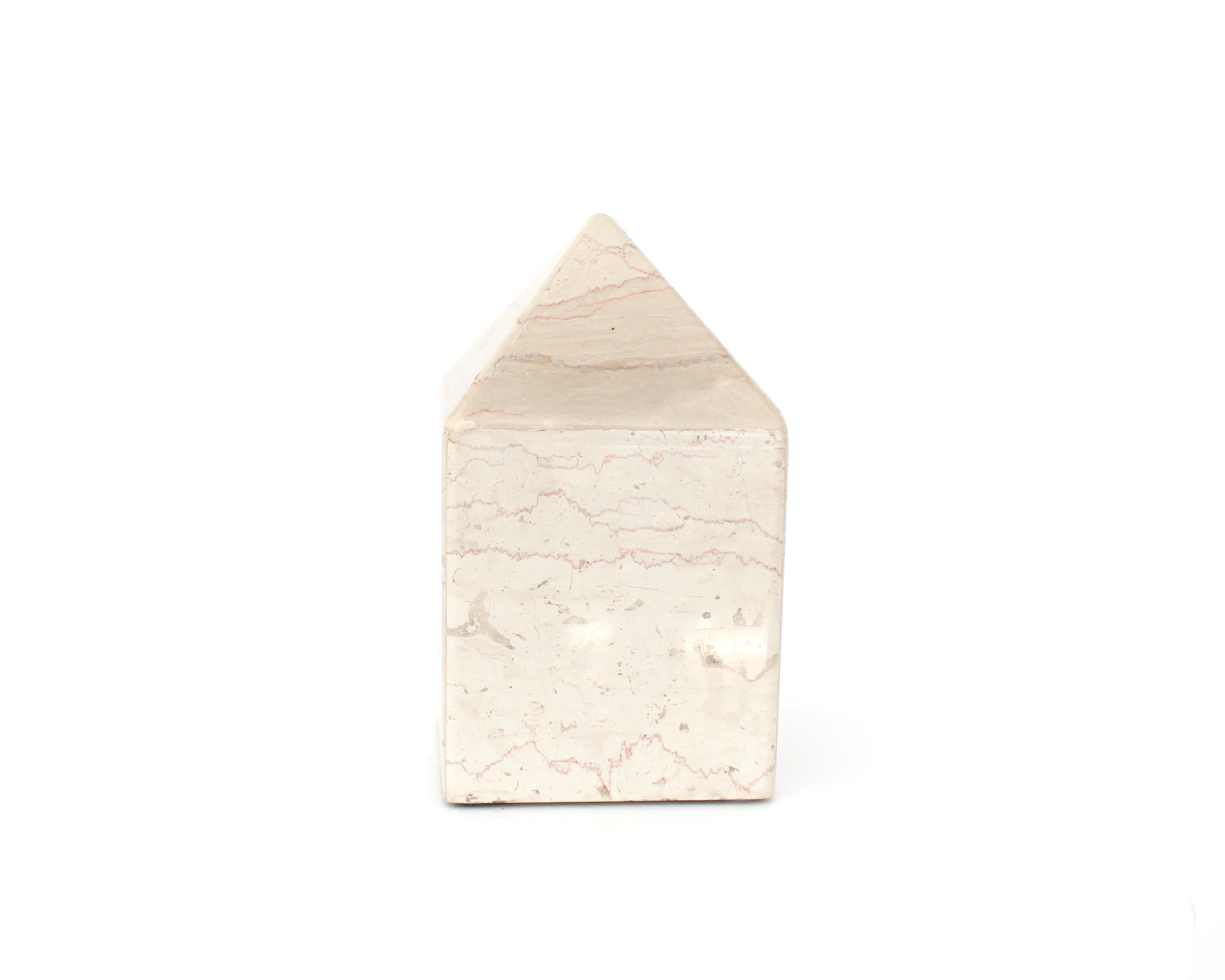 Mid-Century moderno Obelisco quadrilatero in marmo travertino lucido architettonico italiano color crema in vendita
