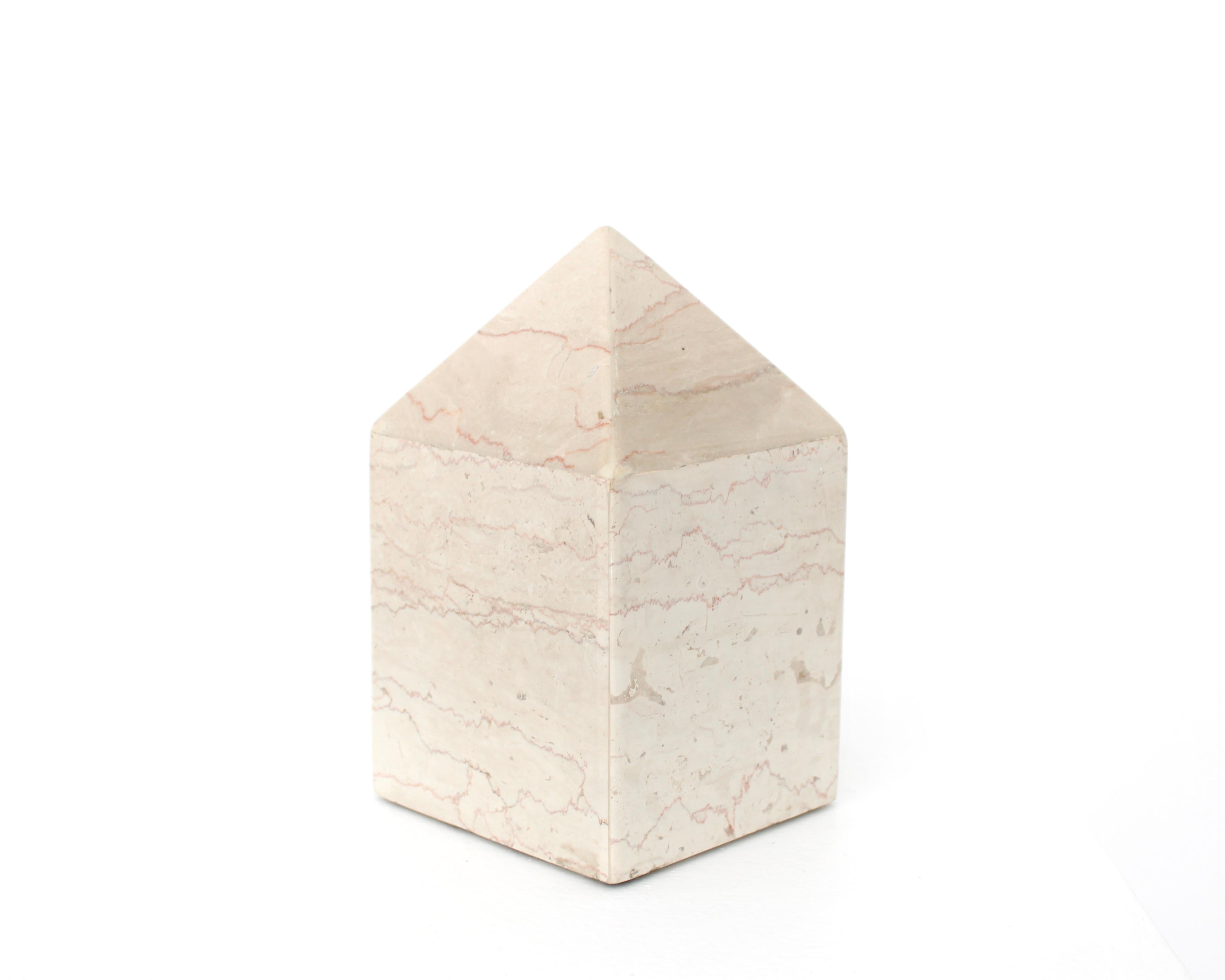 Italiano Obelisco quadrilatero in marmo travertino lucido architettonico italiano color crema in vendita