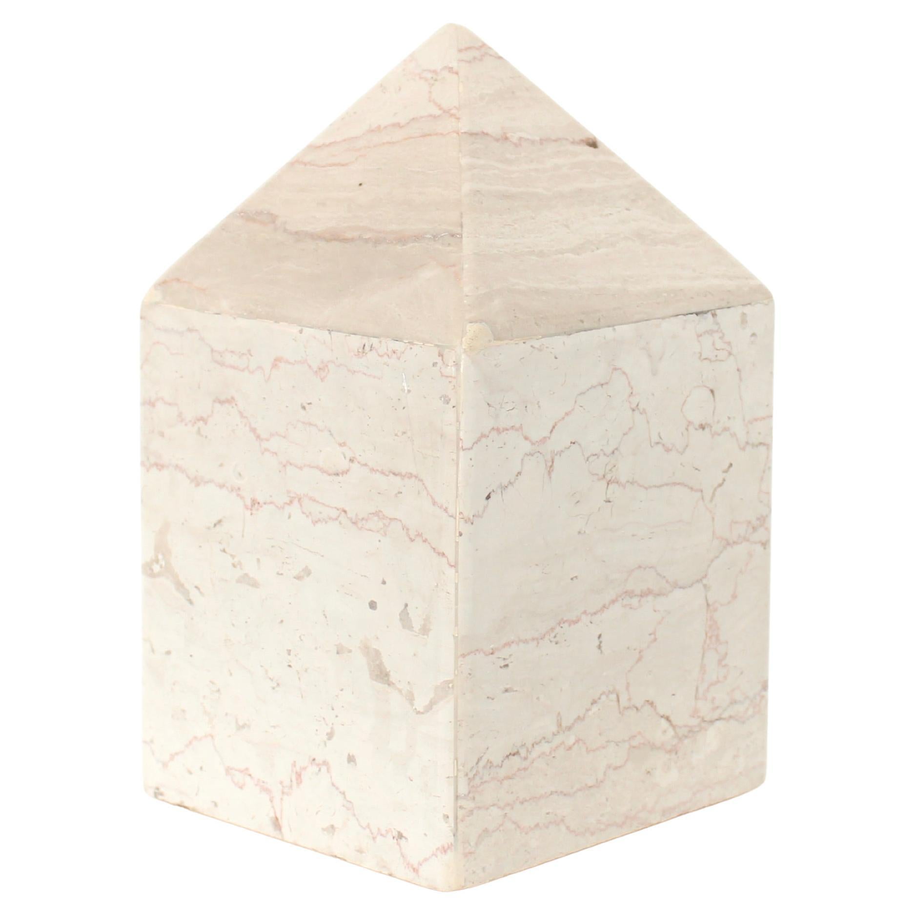 Obelisco quadrilatero in marmo travertino lucido architettonico italiano color crema in vendita